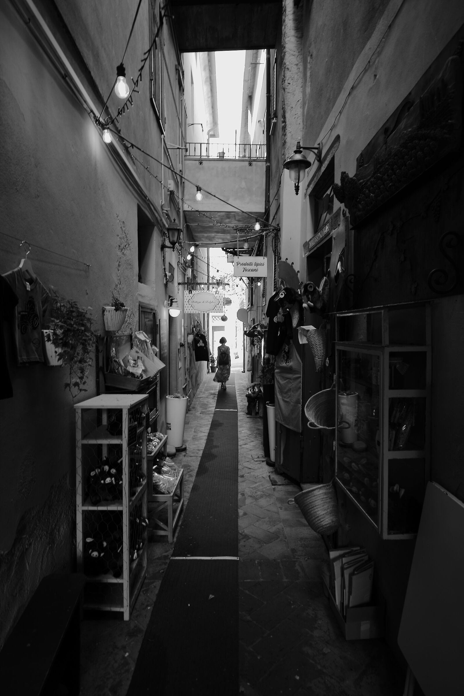 Il vicolo del gusto e non, a Bolgheri