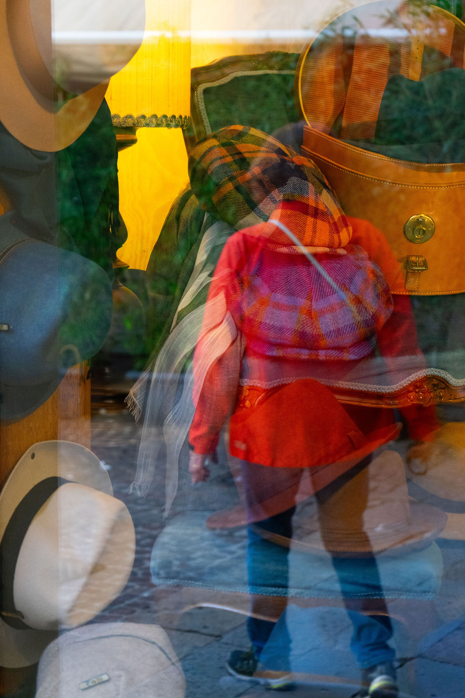 Signora tra i cappelli
