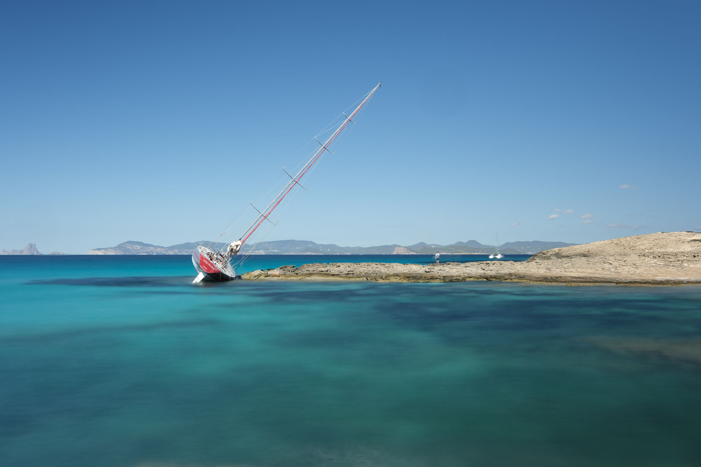 Ses Illetes - Barca incagliata post mareggiata