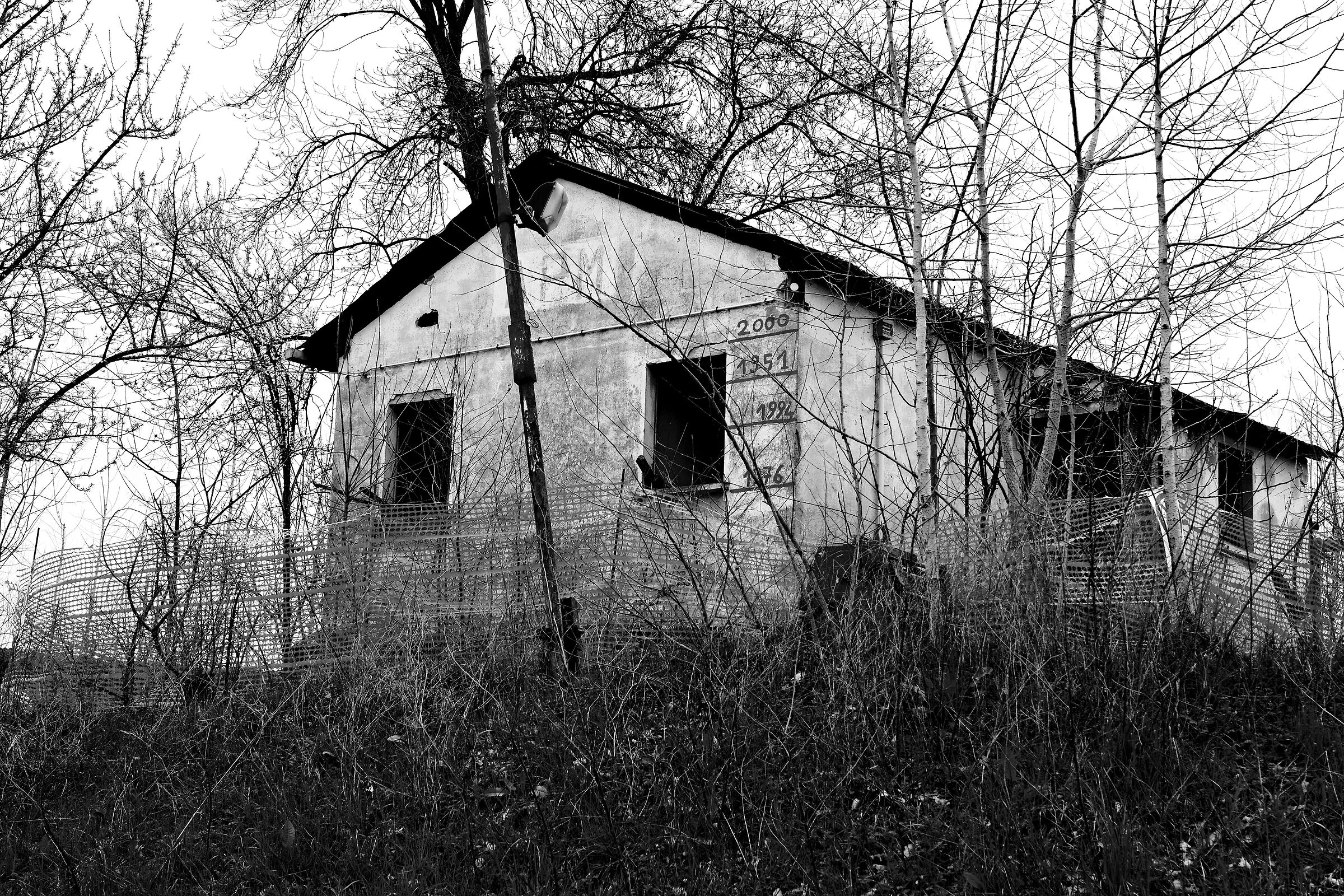 The meter of the floods on the wall of the abandoned house