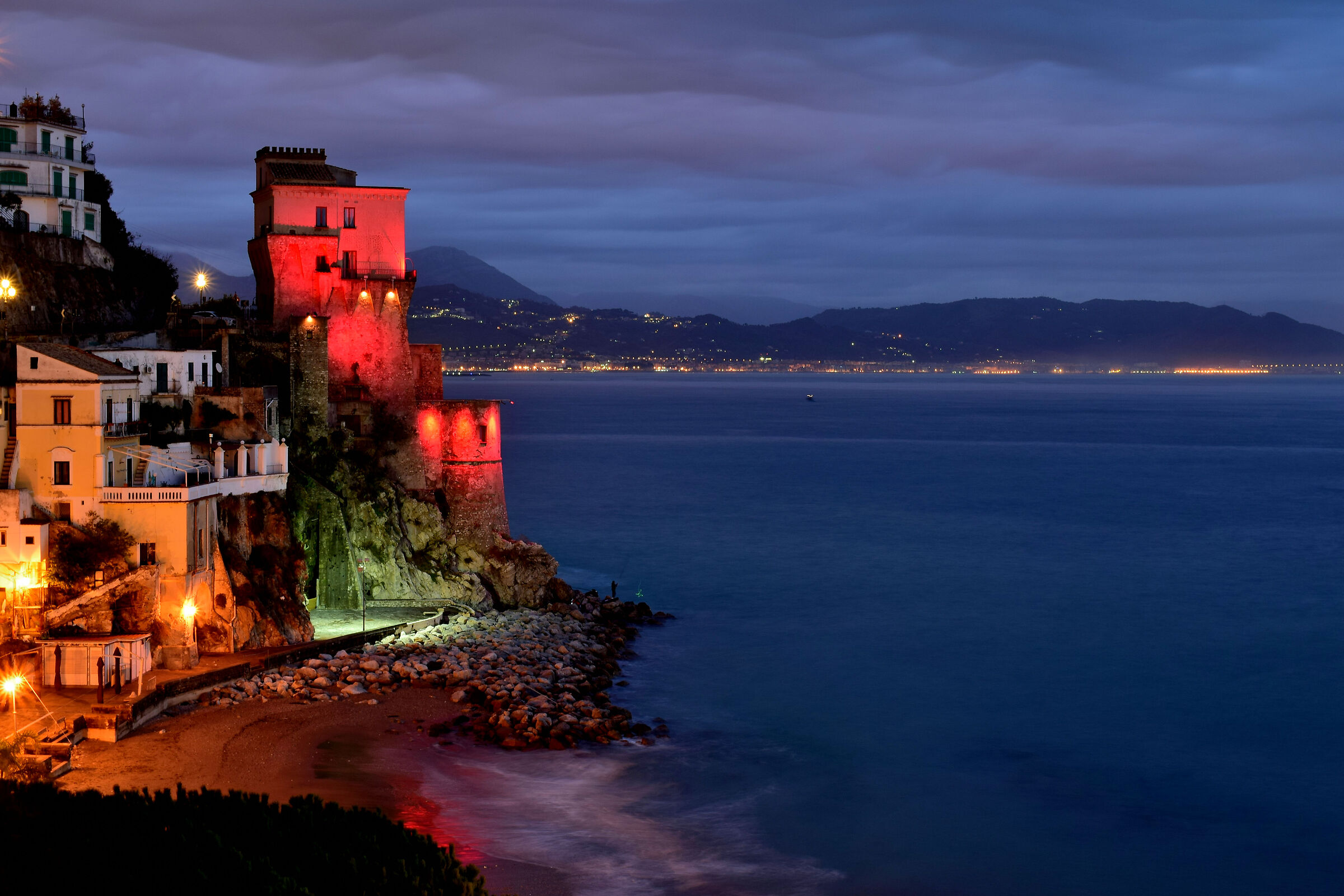 Cetara e Salerno all'alba