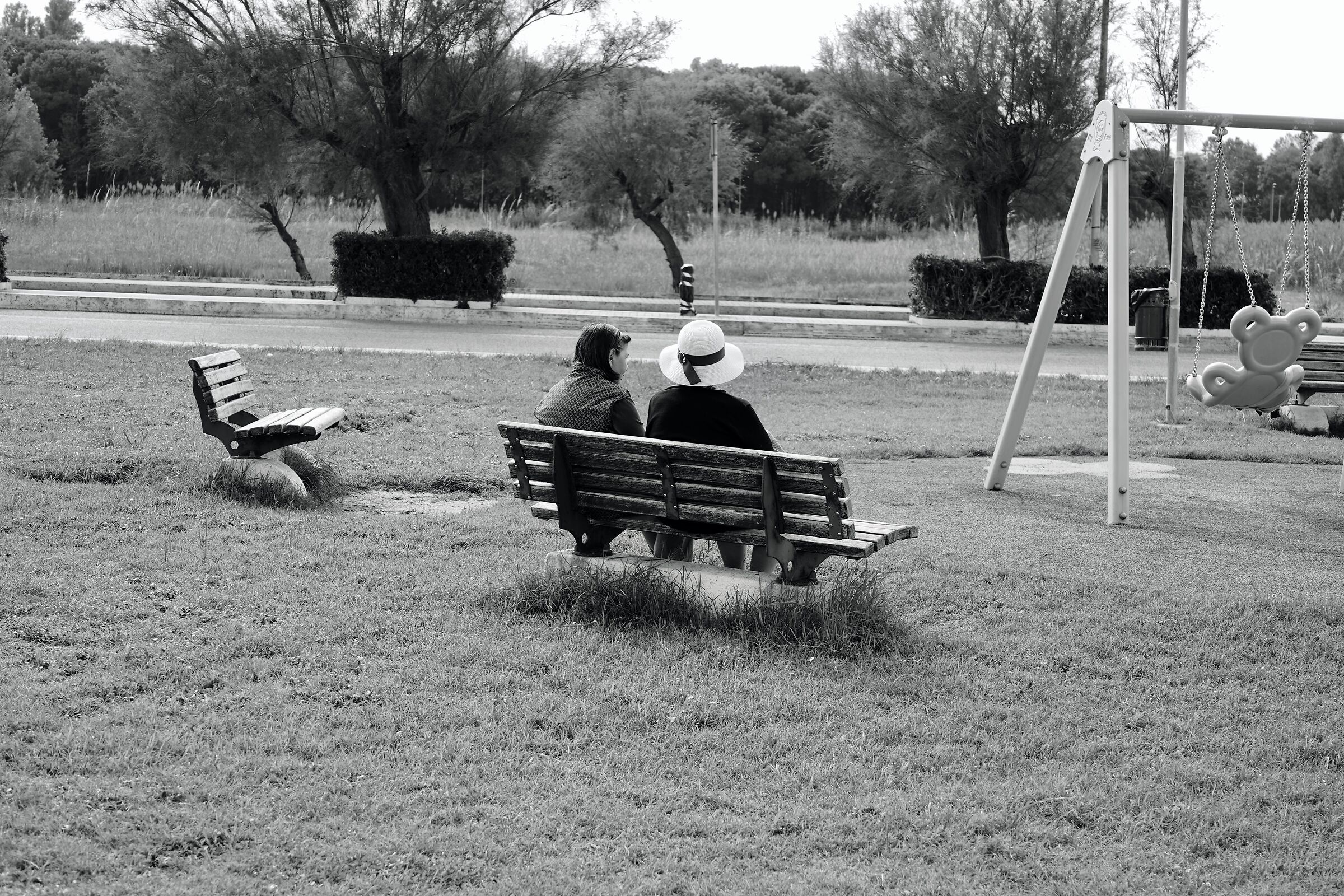 Il cappellino bianco e nero.