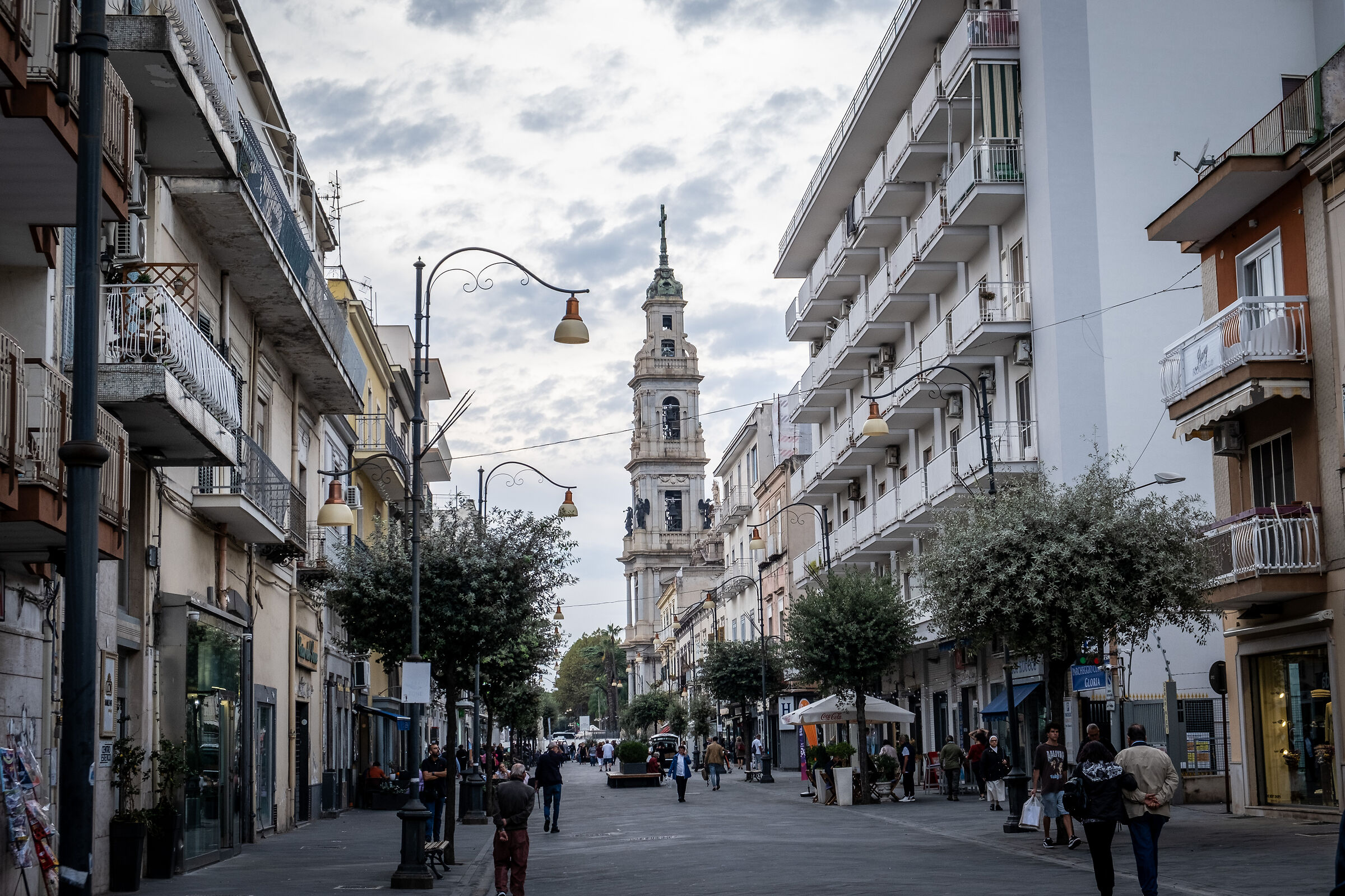 Scorcio di Via Lepanto con campanile del Santuario