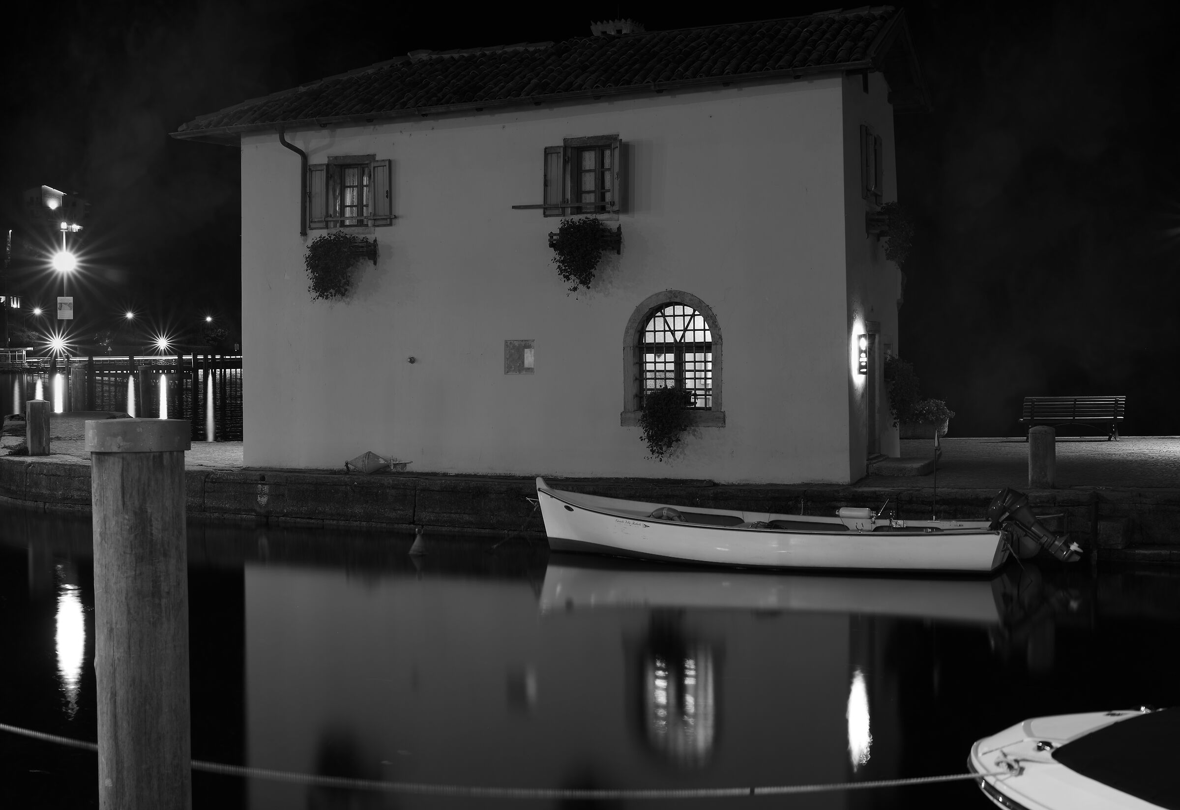 Una notte al porto con l'obiettivo corto