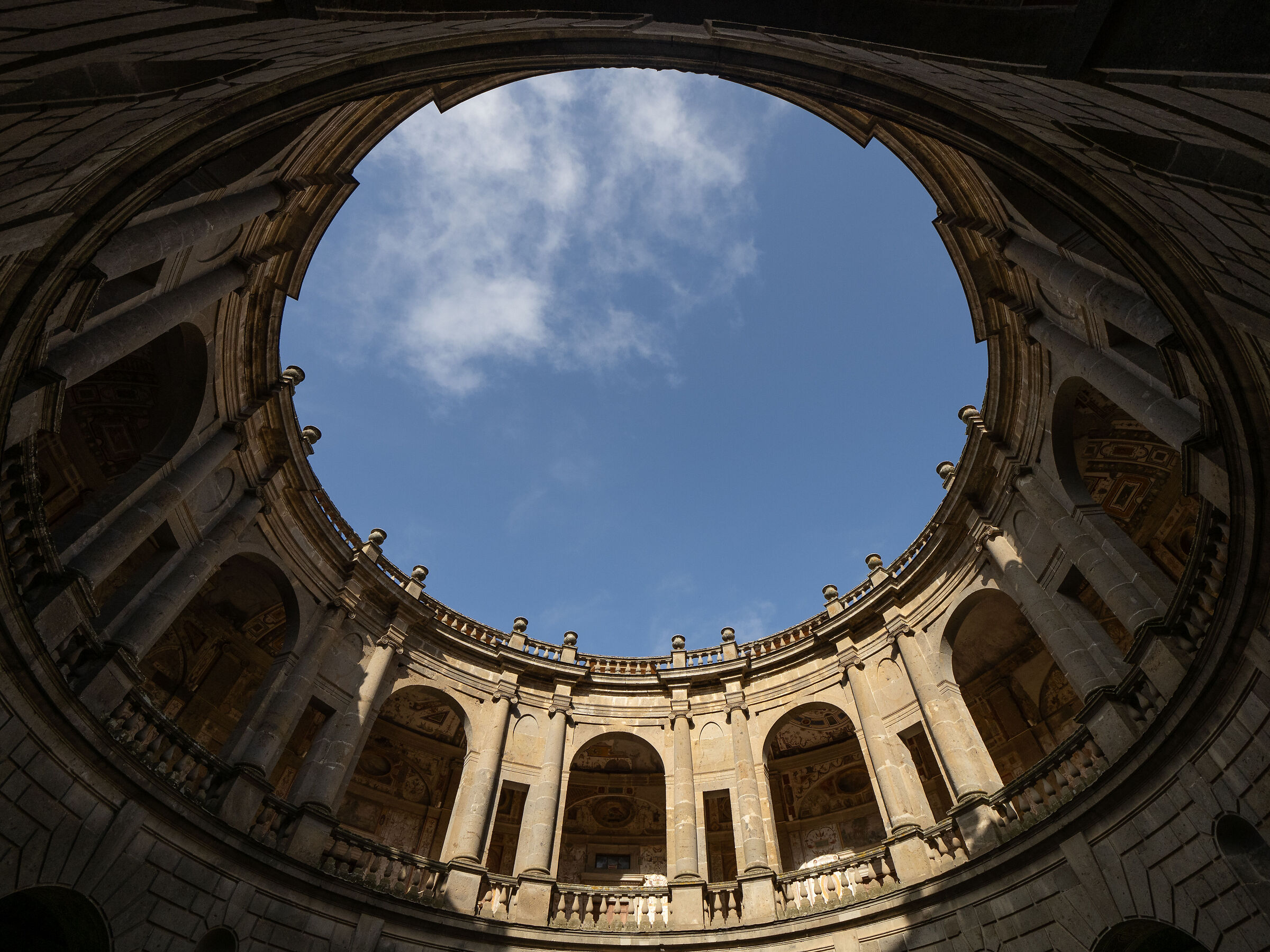 Il cortile di palazzo Farnese a Caprarola