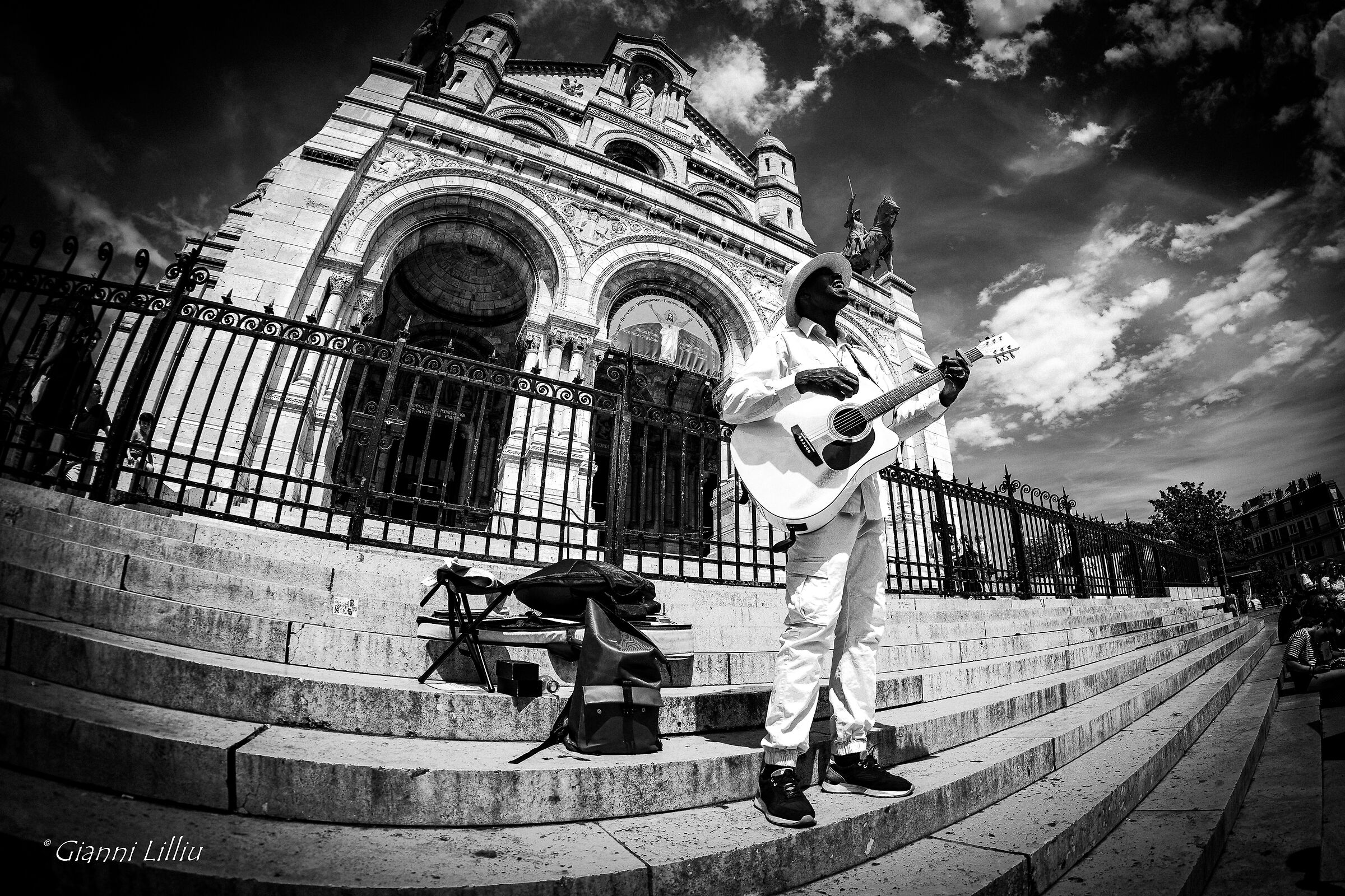 Une chanteuse au Sacré-Cœur