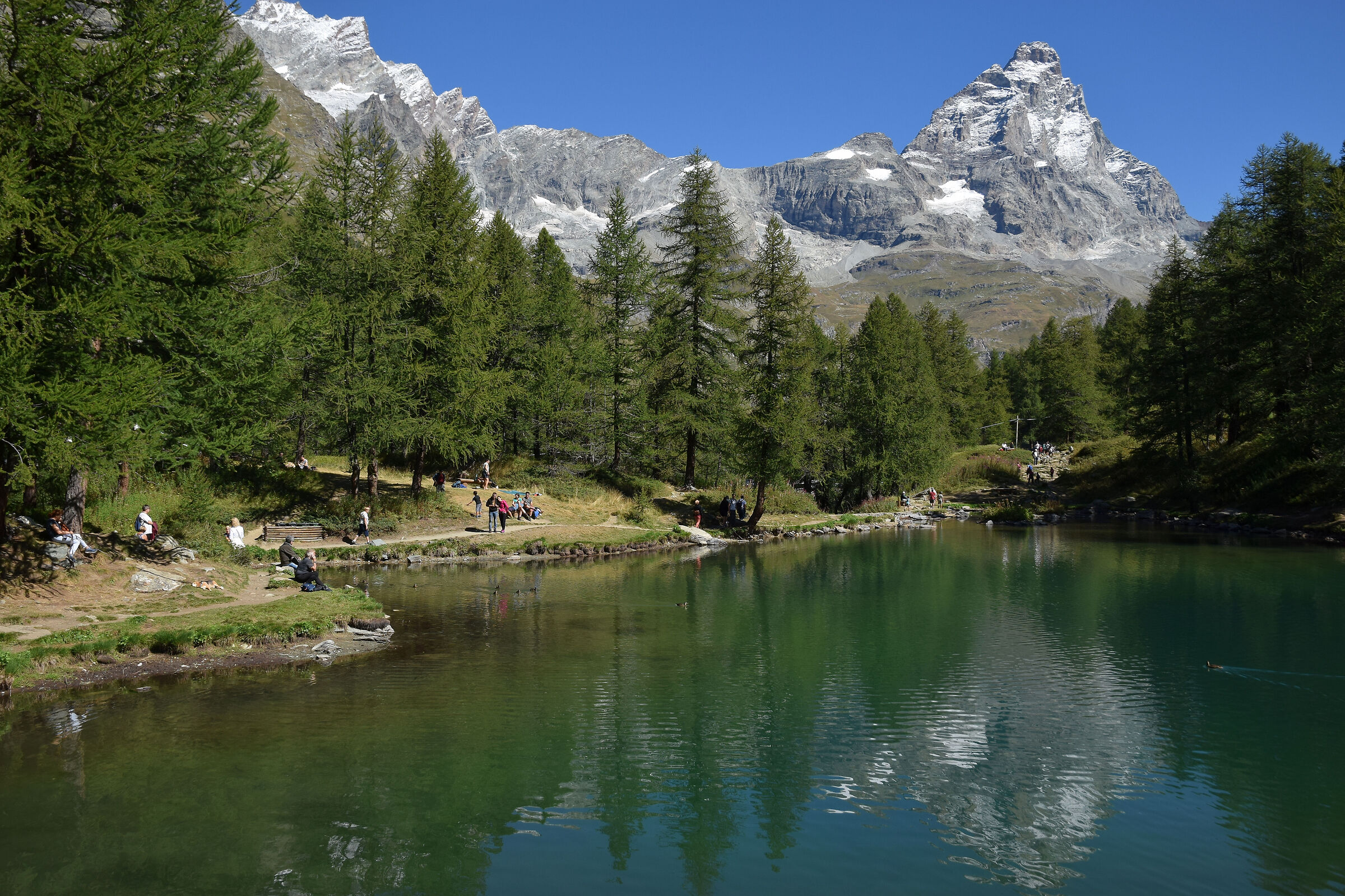 Il Cervino in un Lago Blu molto affollato