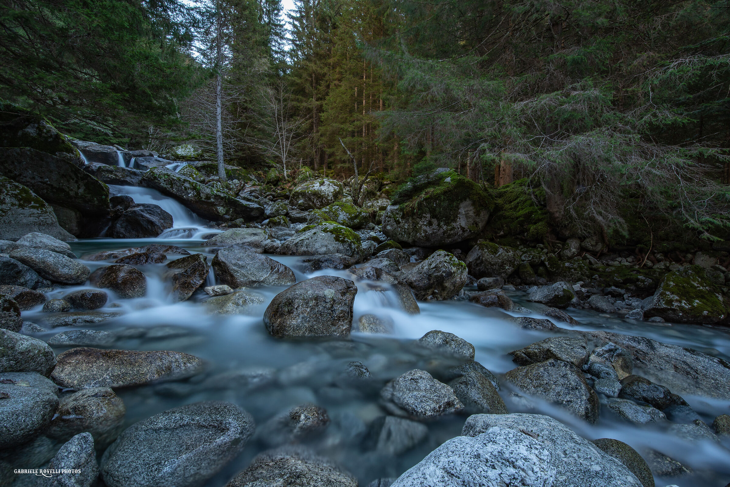 Torrente in veste autunnale in Val di Mello