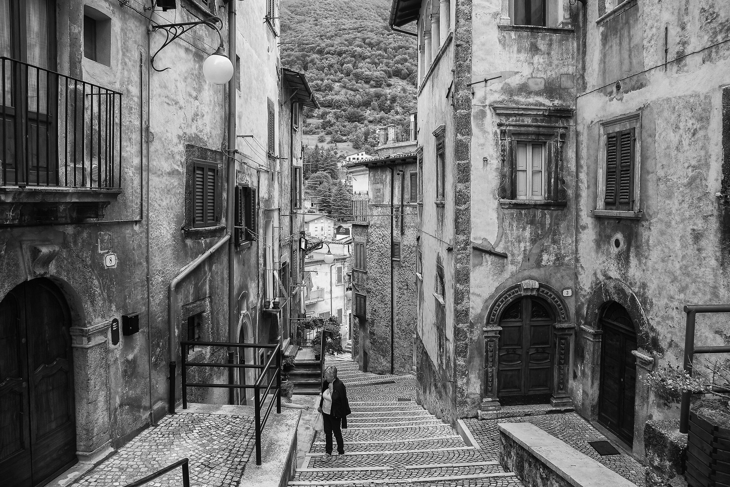 Due chiacchiere tra i vicoli di Scanno.
