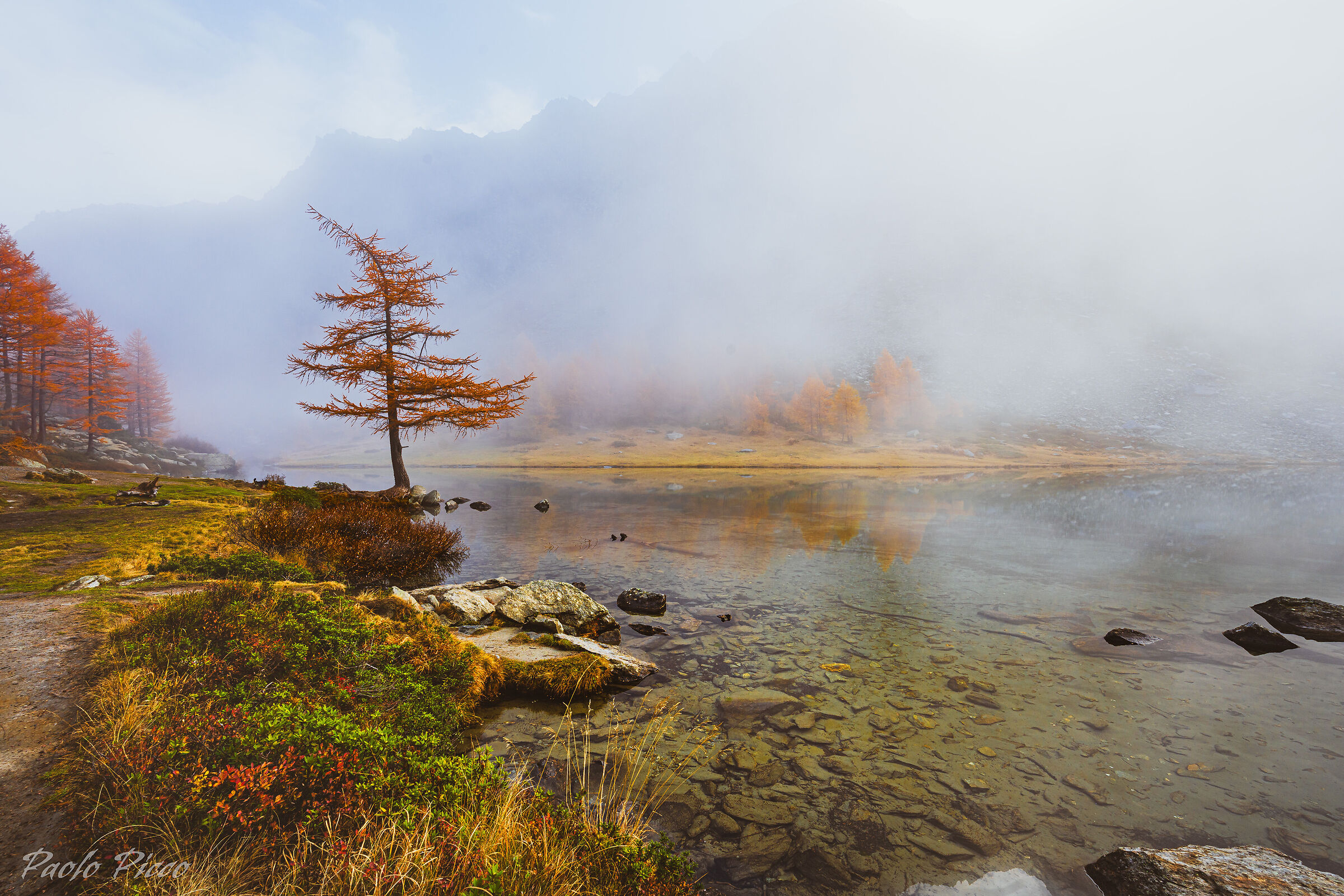 Lago d'Arpy nella nebbia