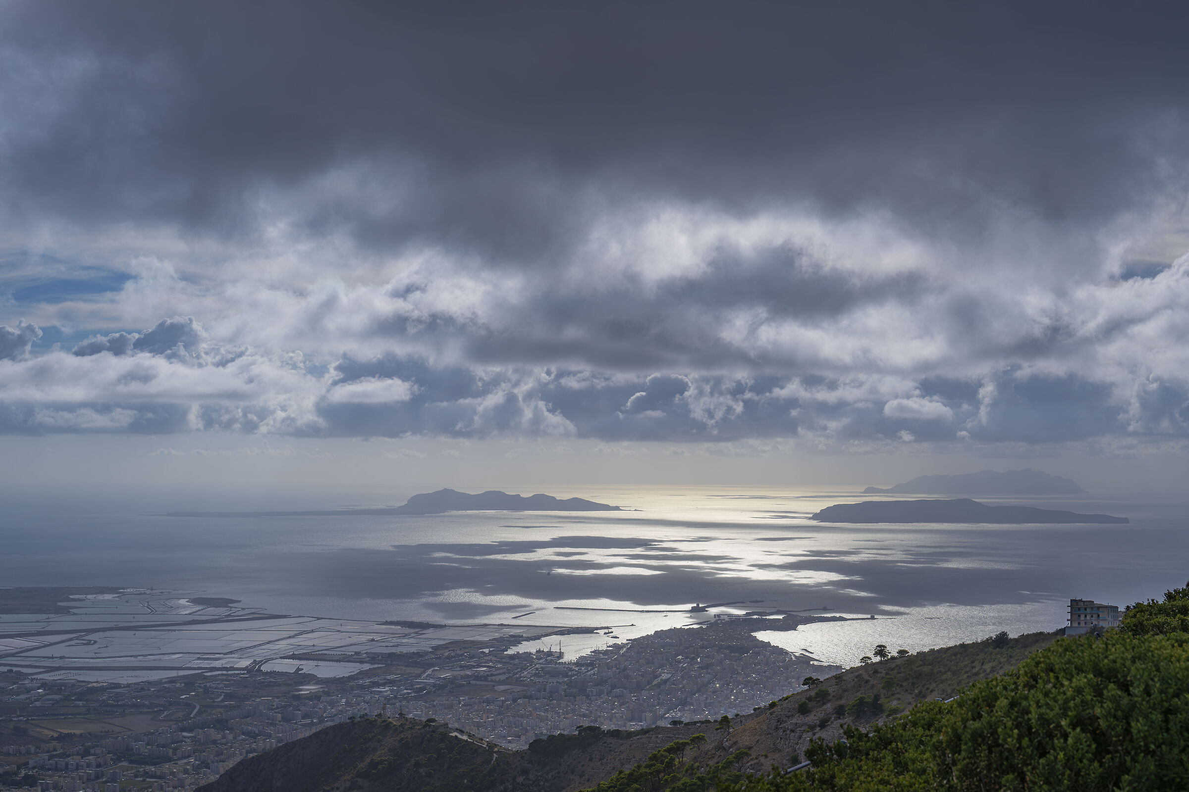 Egadi, nuvole posate sul mare