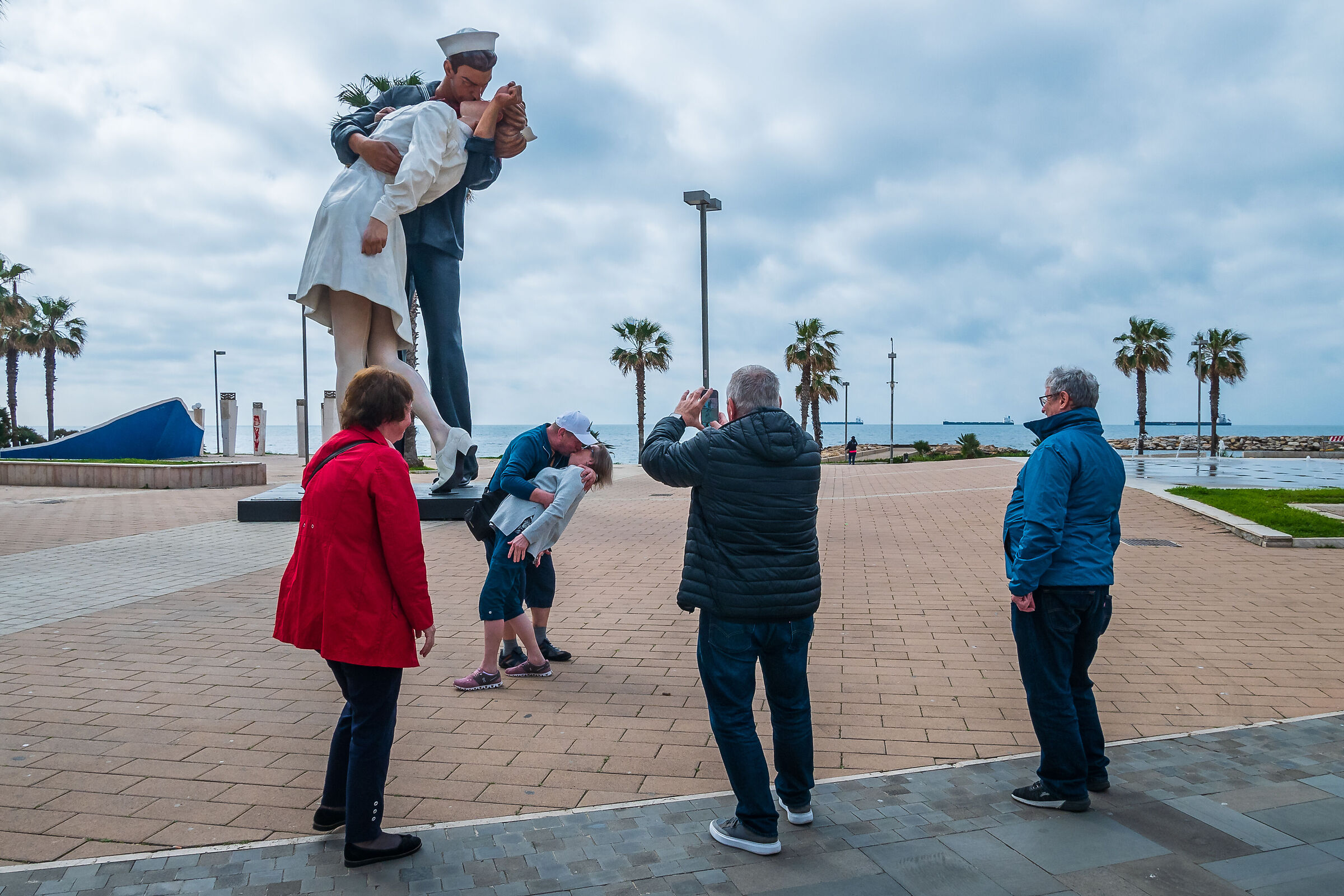 Tourists under the Kiss