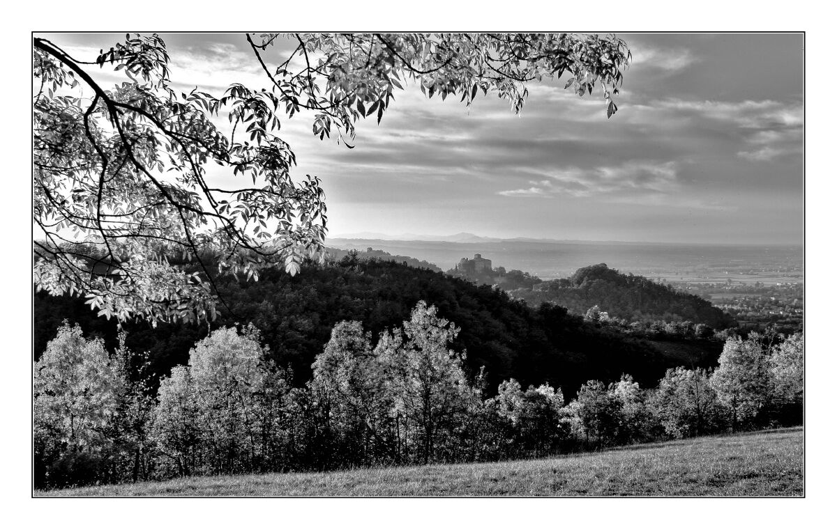 Turning your gaze towards the Castle of Bianello - RE