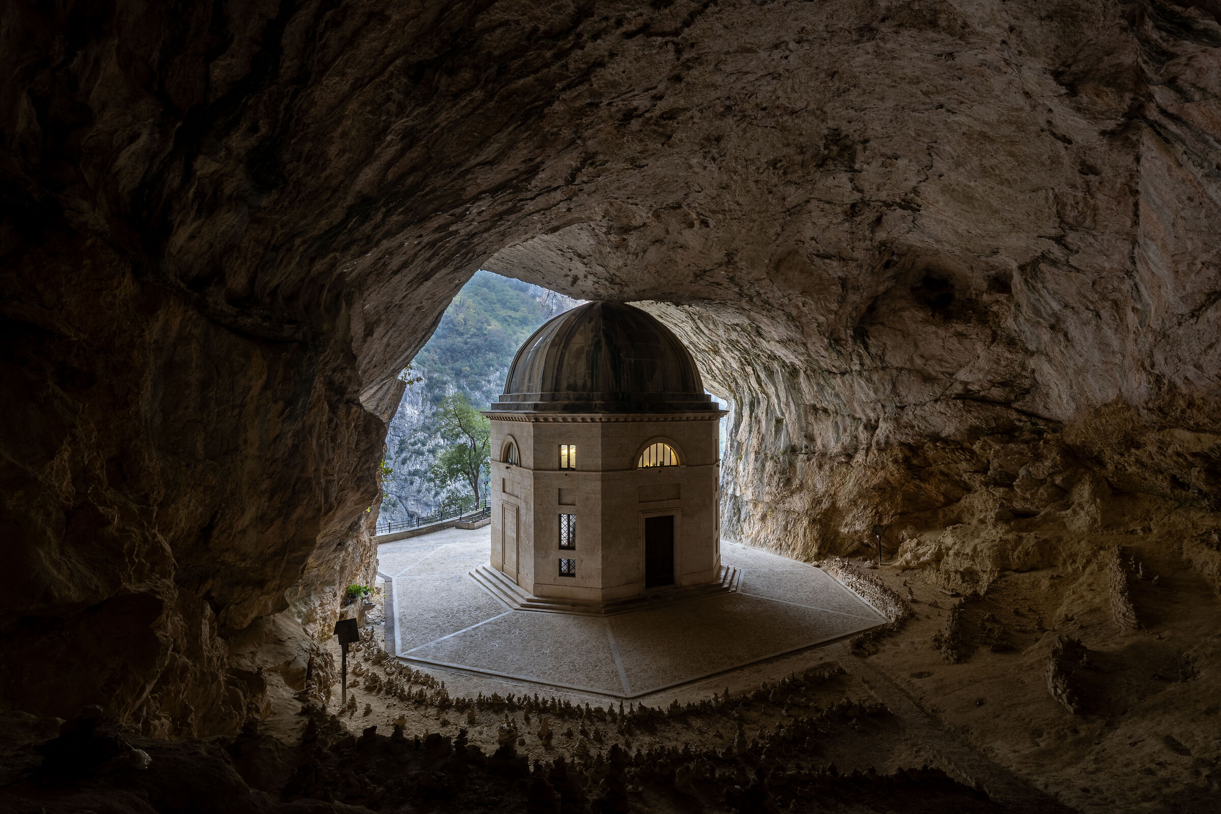 Il Tempio del Valadier: la chiesa nella roccia
