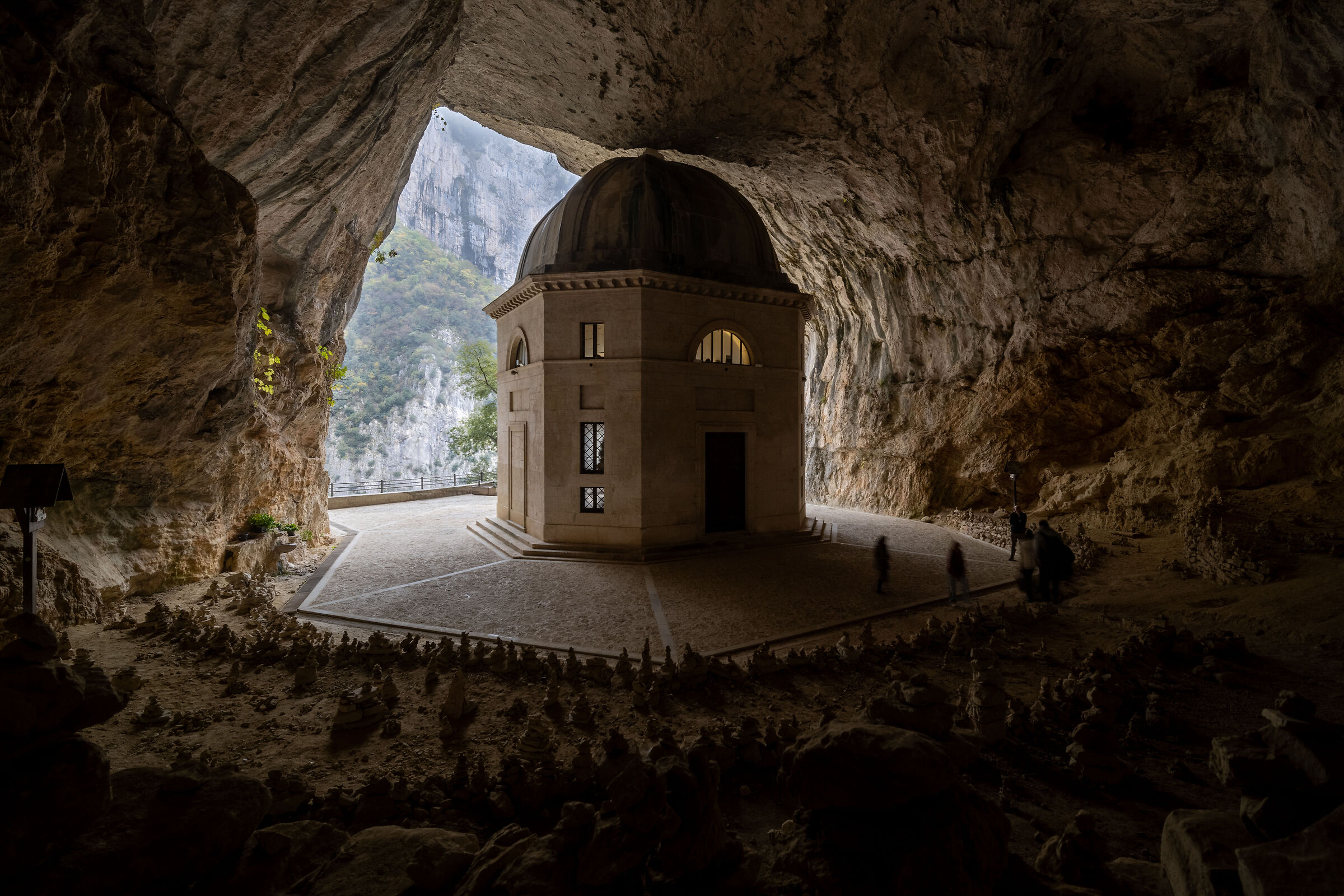 Il tempio di Valadier: la chiesa nella roccia(foto2)