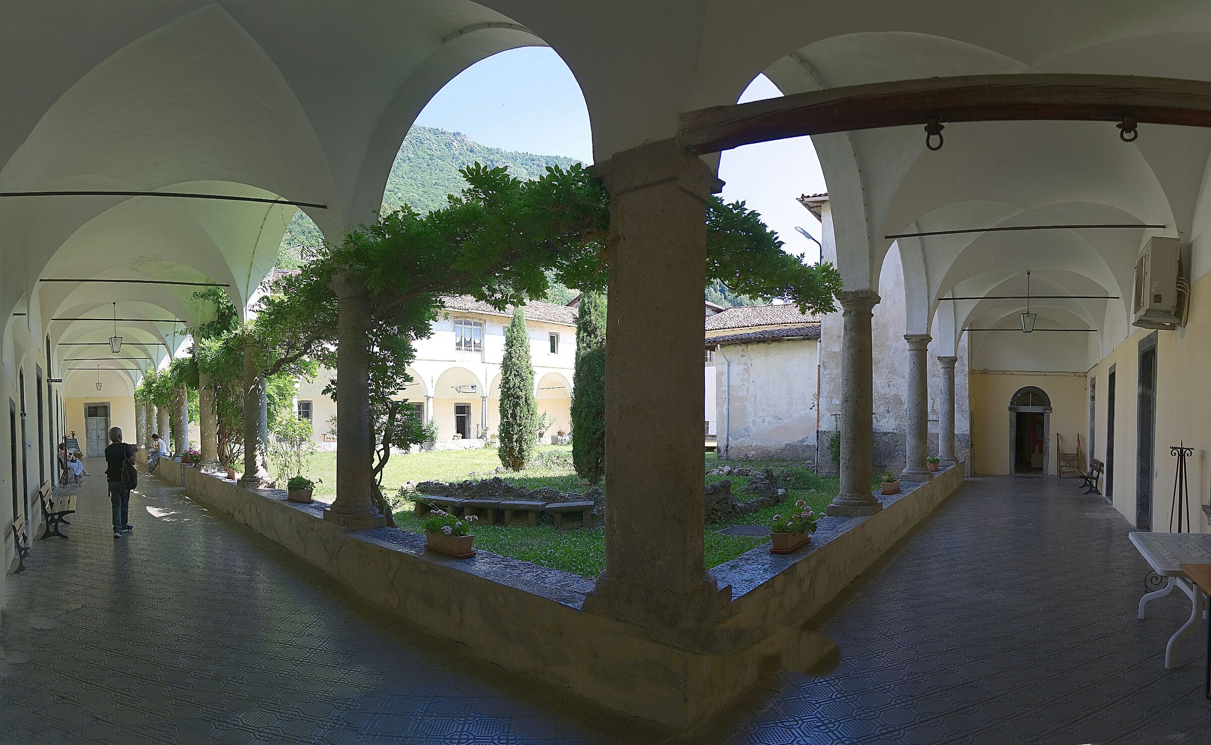 Chiostro  convento  del  600   a  Serina