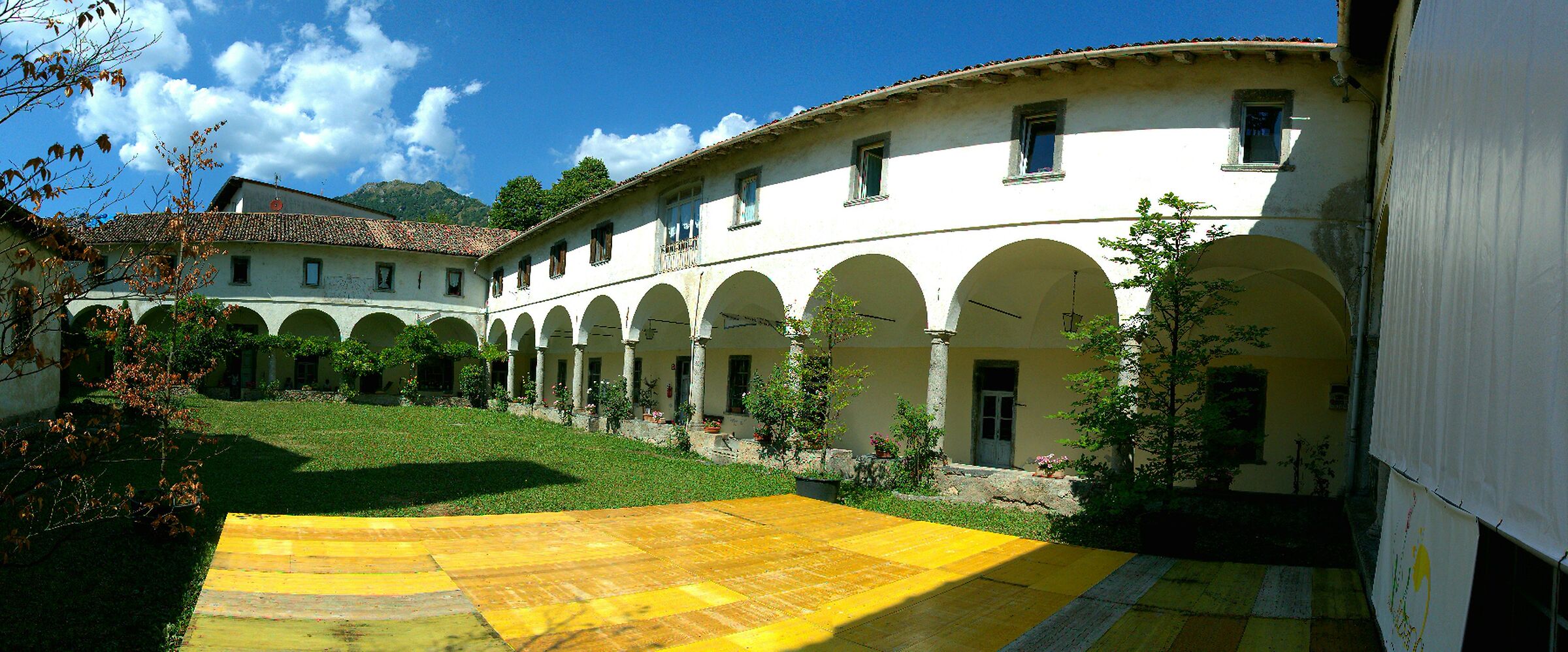 Chiostro  convento  del  600  a  serina  bg