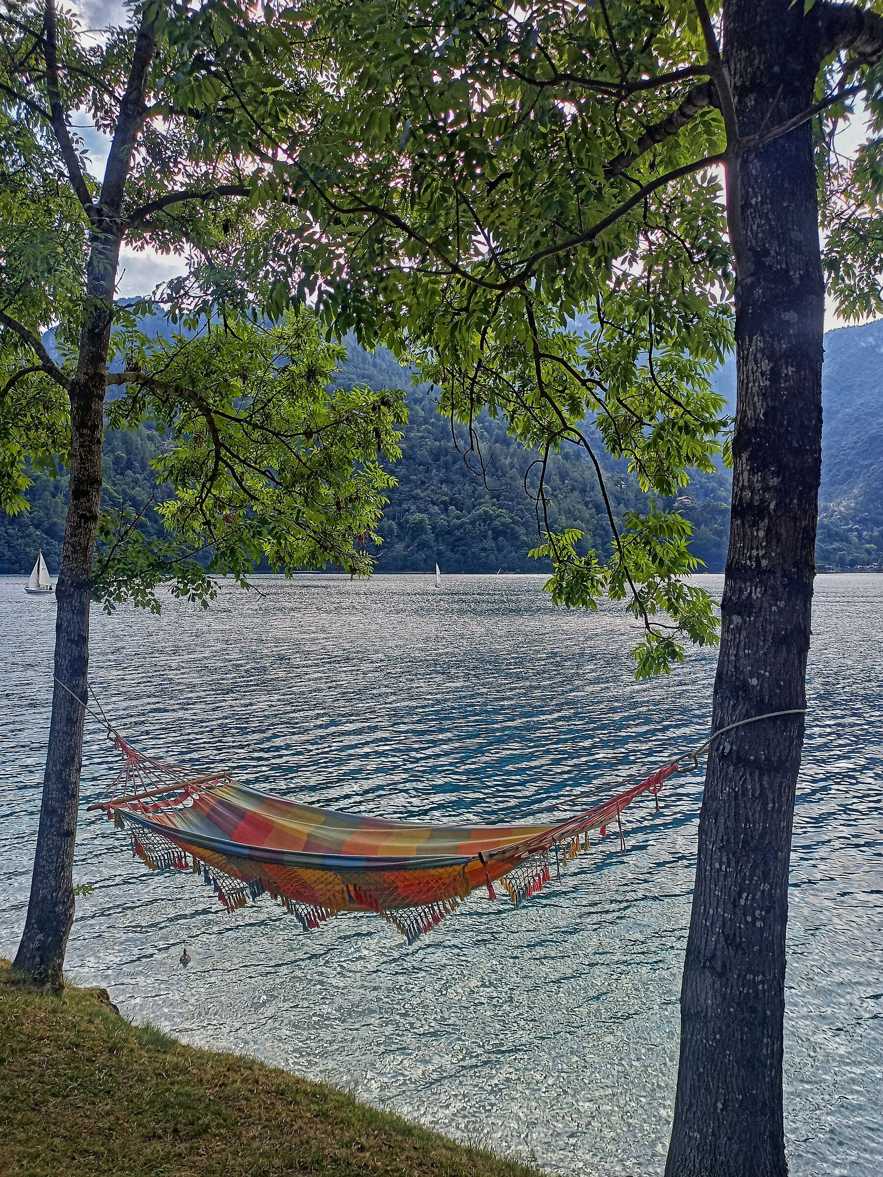 Amaca sul lago di Ledro