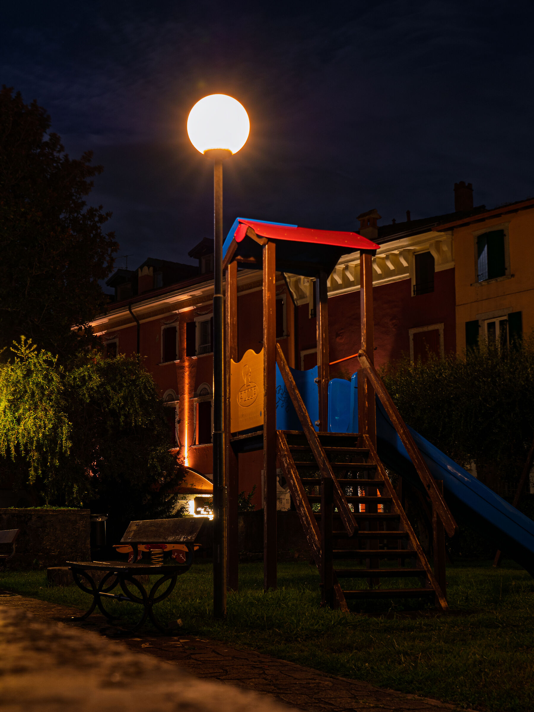 Lights and shadows of childhood