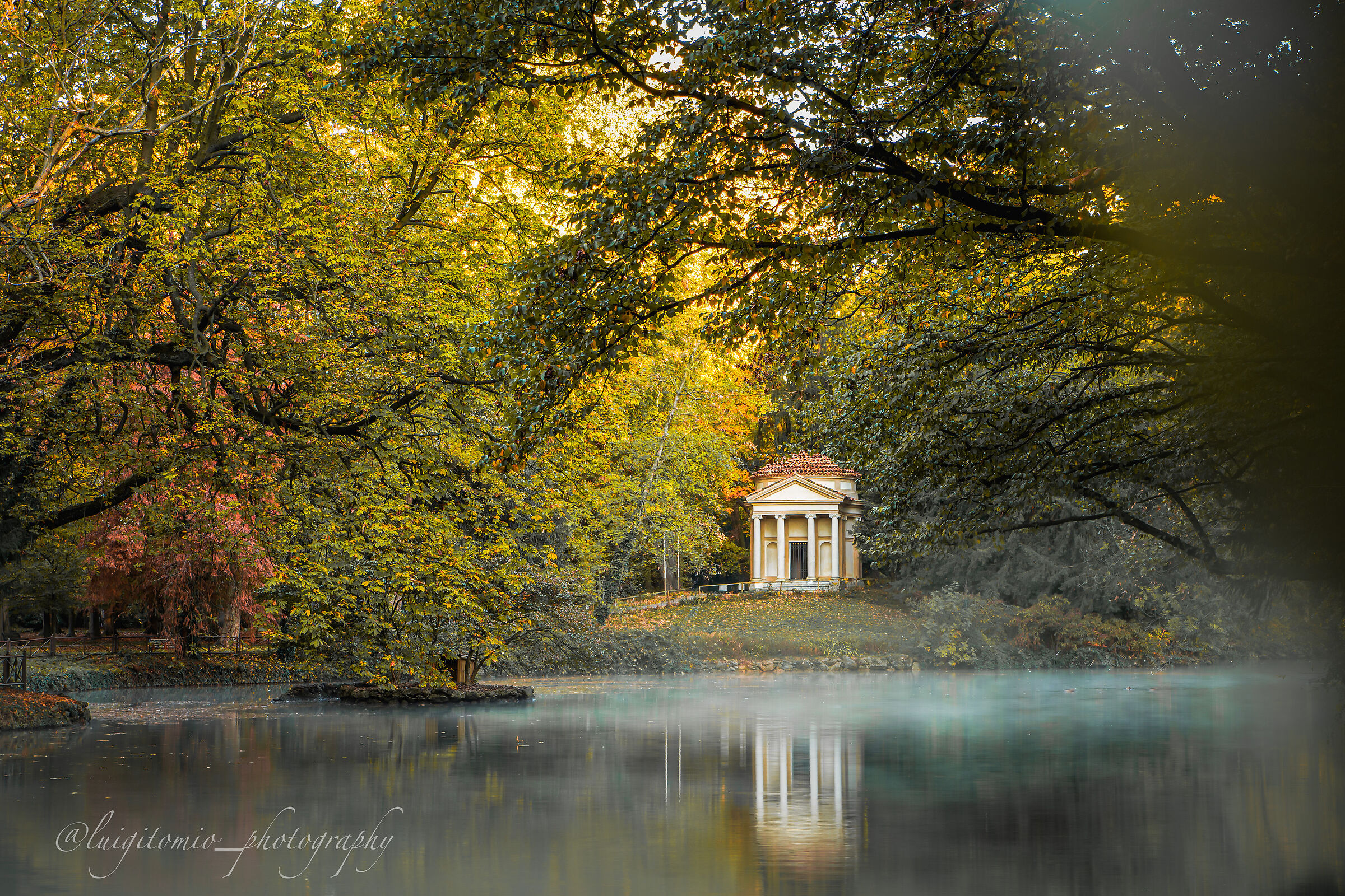 Il Tempietto del Lago dei cigni nel parco di Monza.