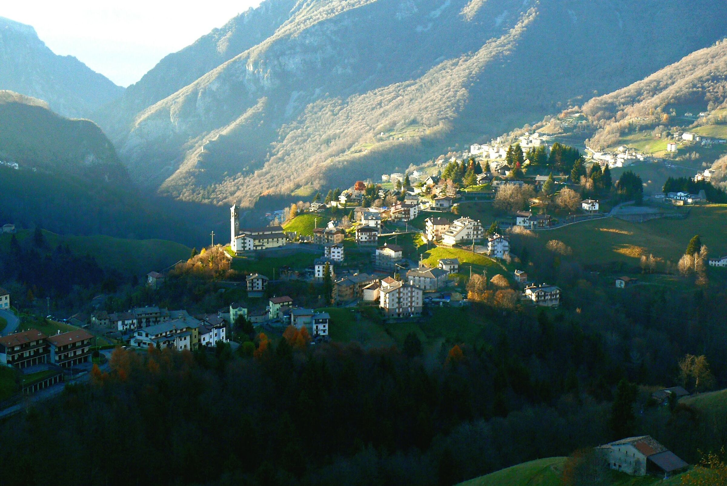 The sun illuminates the autumn praese