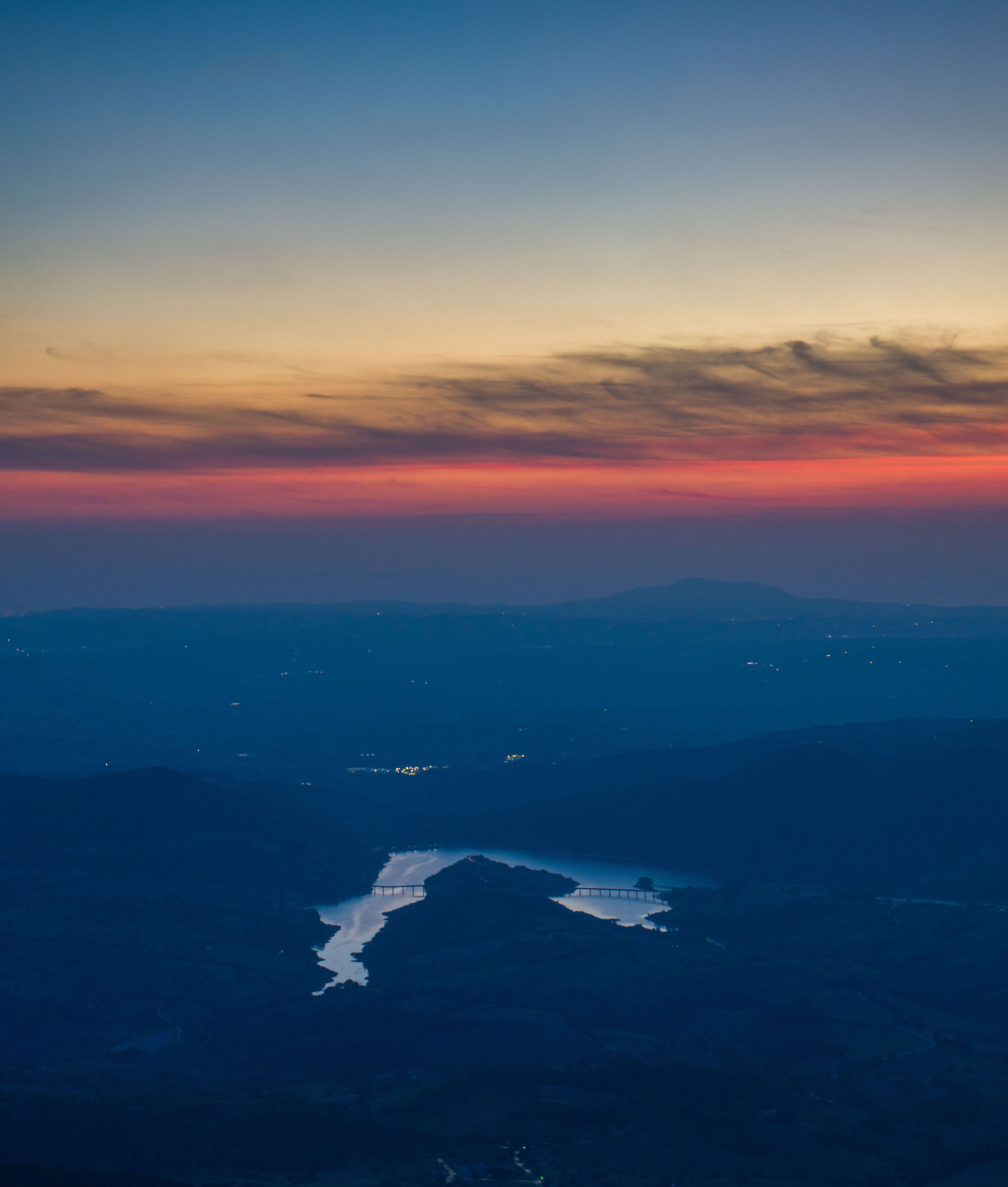 Lago di Cingoli all'alba
