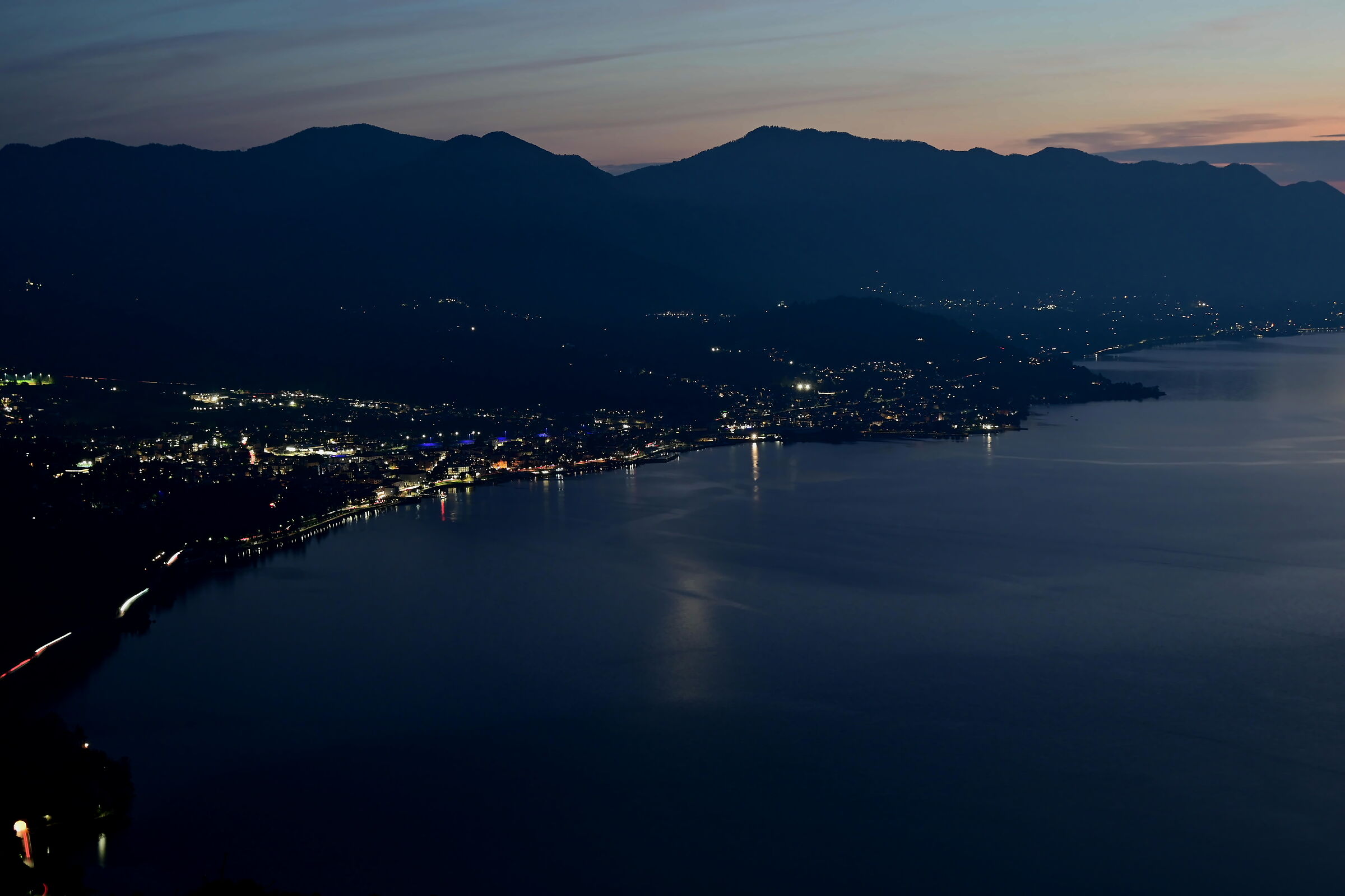 Le luci della città sul lago