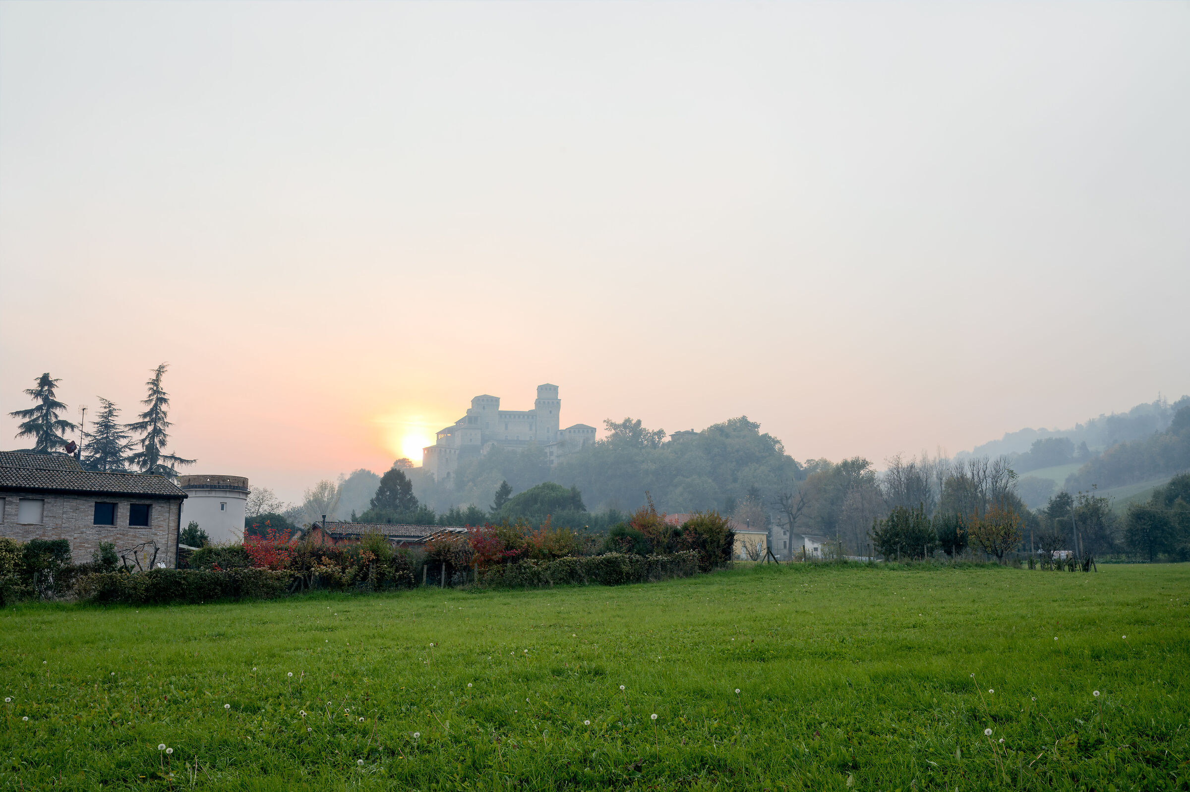 Castello di Torrechiara al tramonto con nebbia
