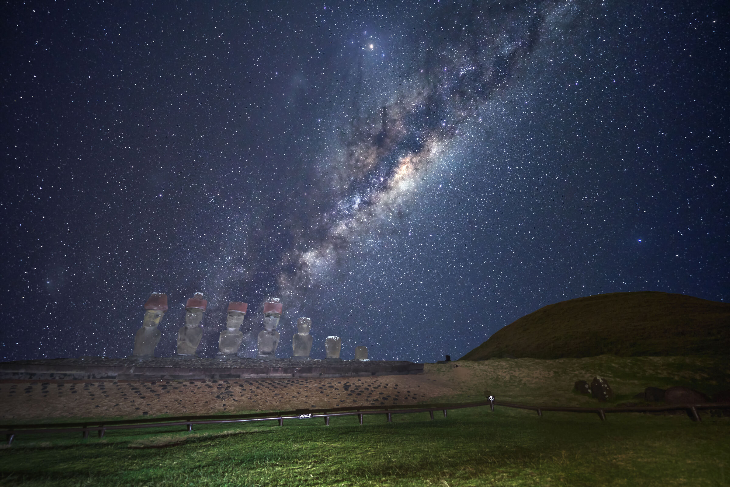 Via Lattea sopra i Moai dell' Isola di Pasqua