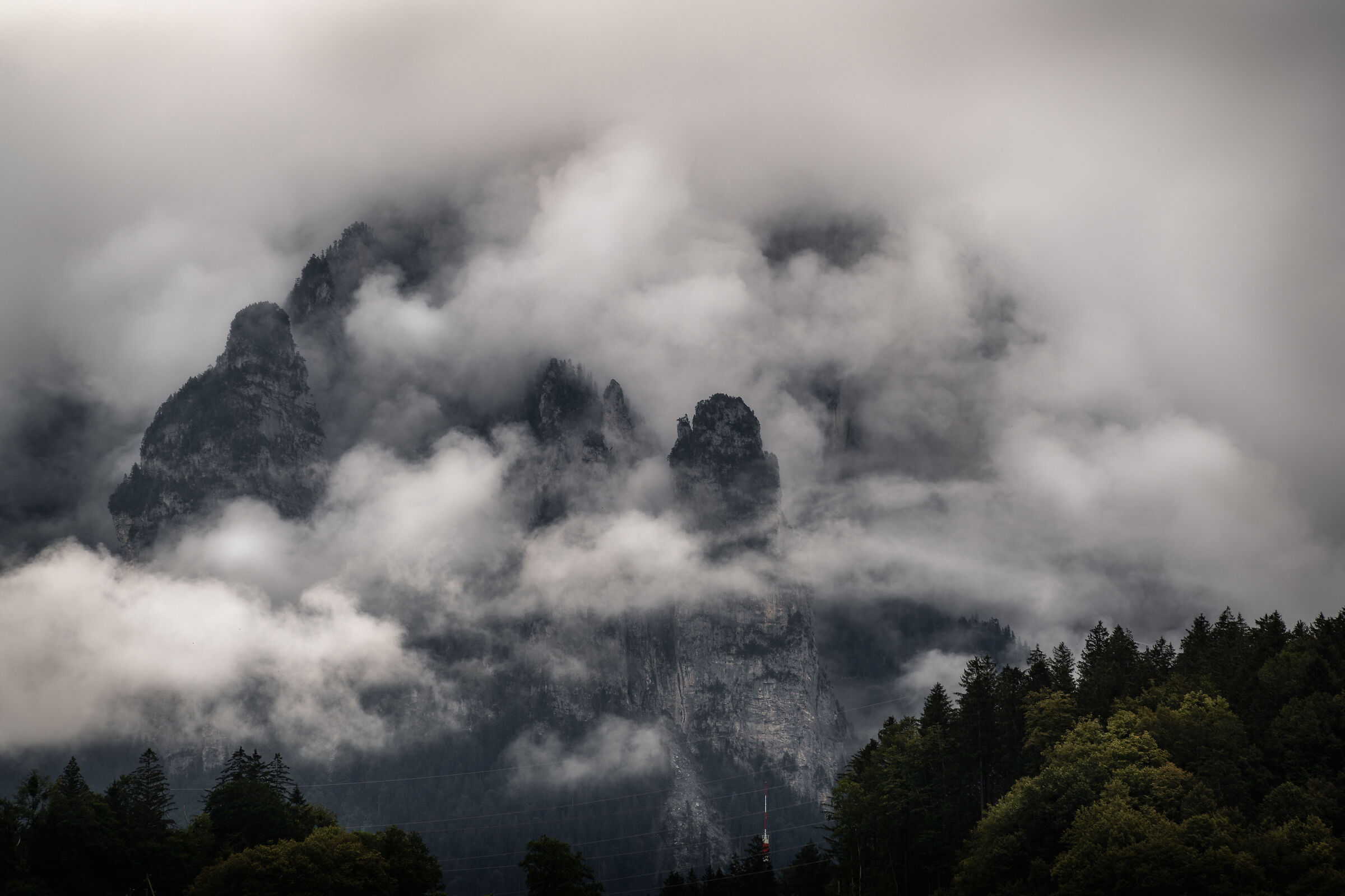 Nebbia sulle alpi Svizzere