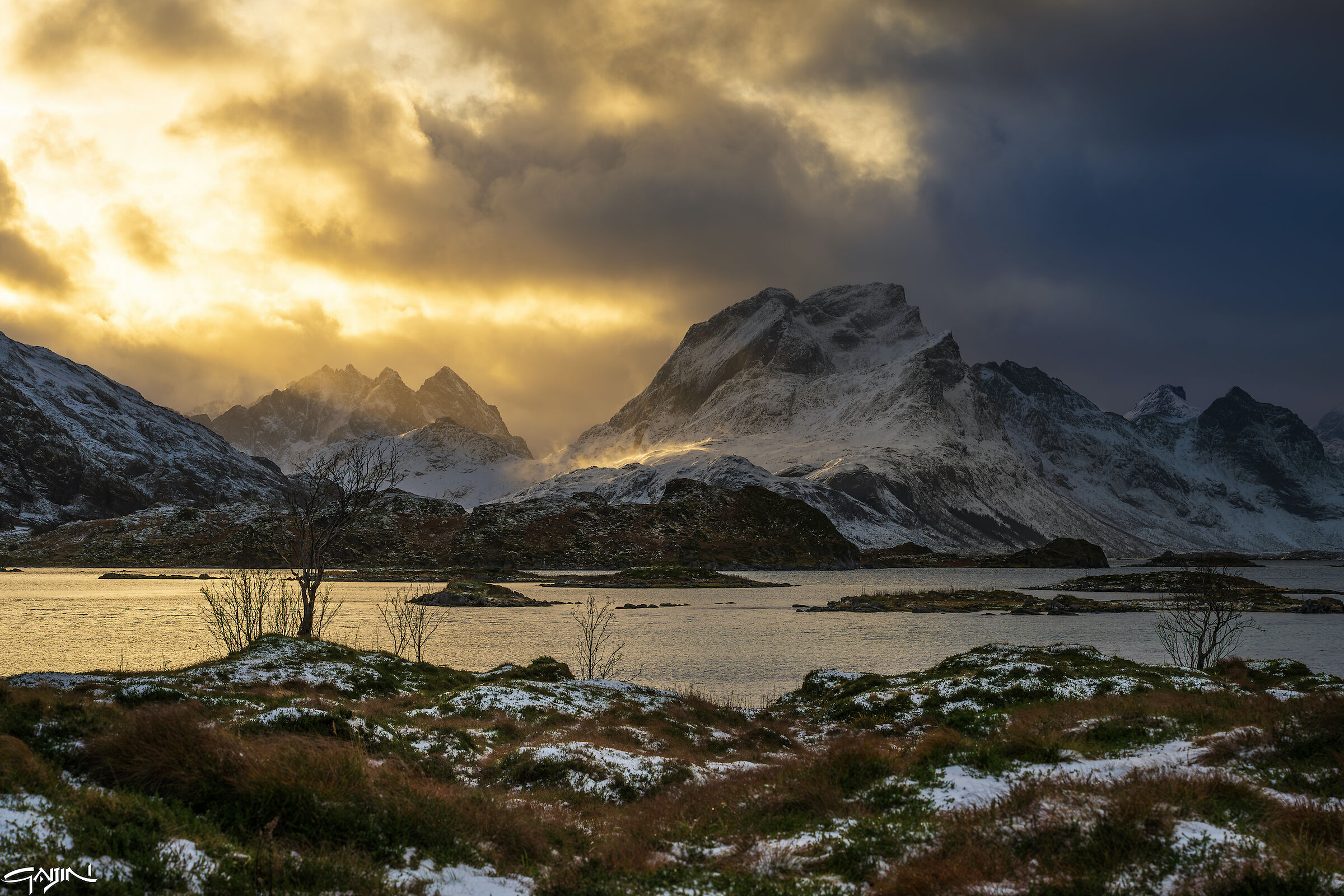 Fiordo infuocato al tramonto