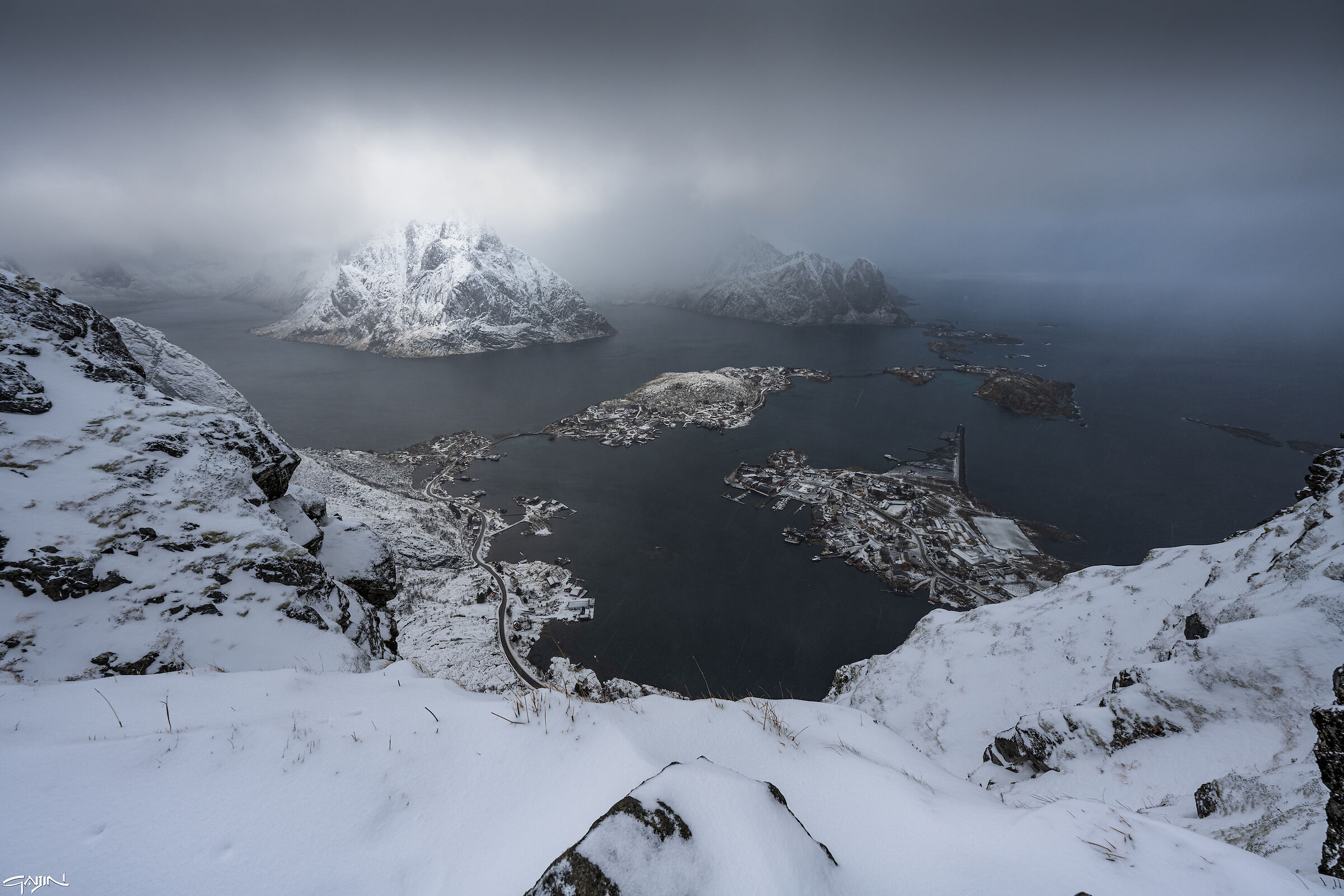 Reinebringen in the storm