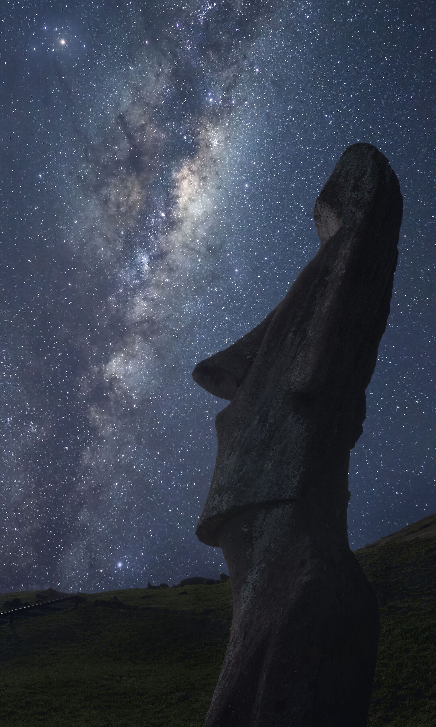 Un Moai osserva il cielo stellato sopra l' isola