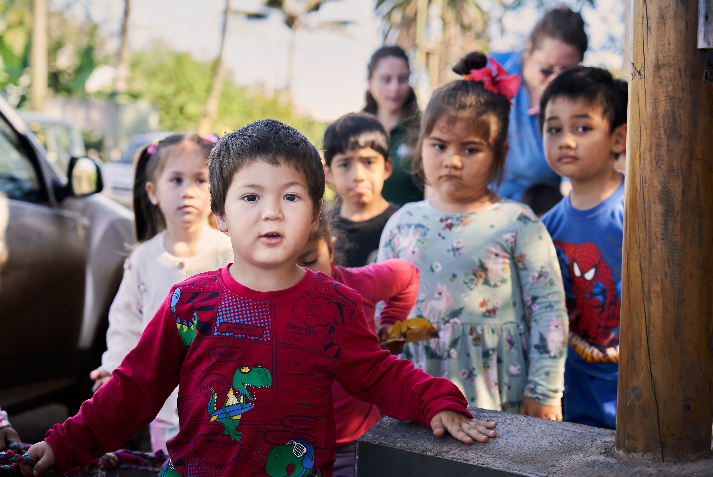 Bambini Pasquesi attraversano la strada con le maestre