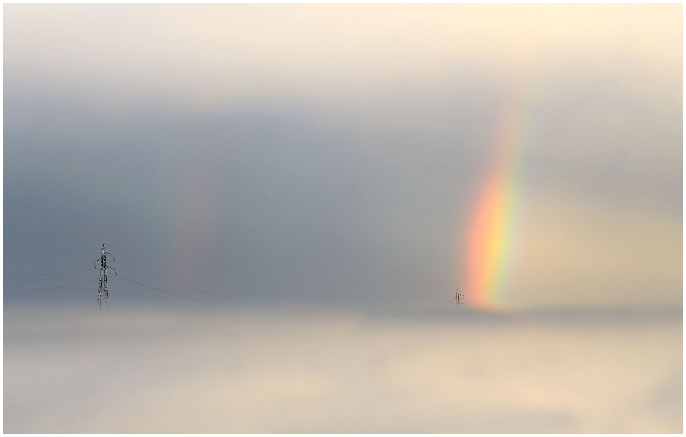 tralicci arcobaleni e nebbia...