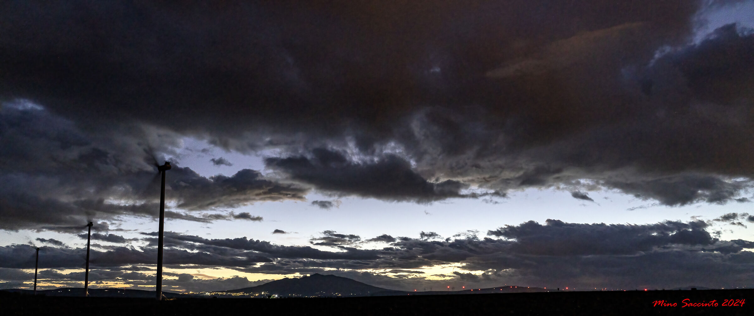 Tanto nuvoloso con le Pale eoliche