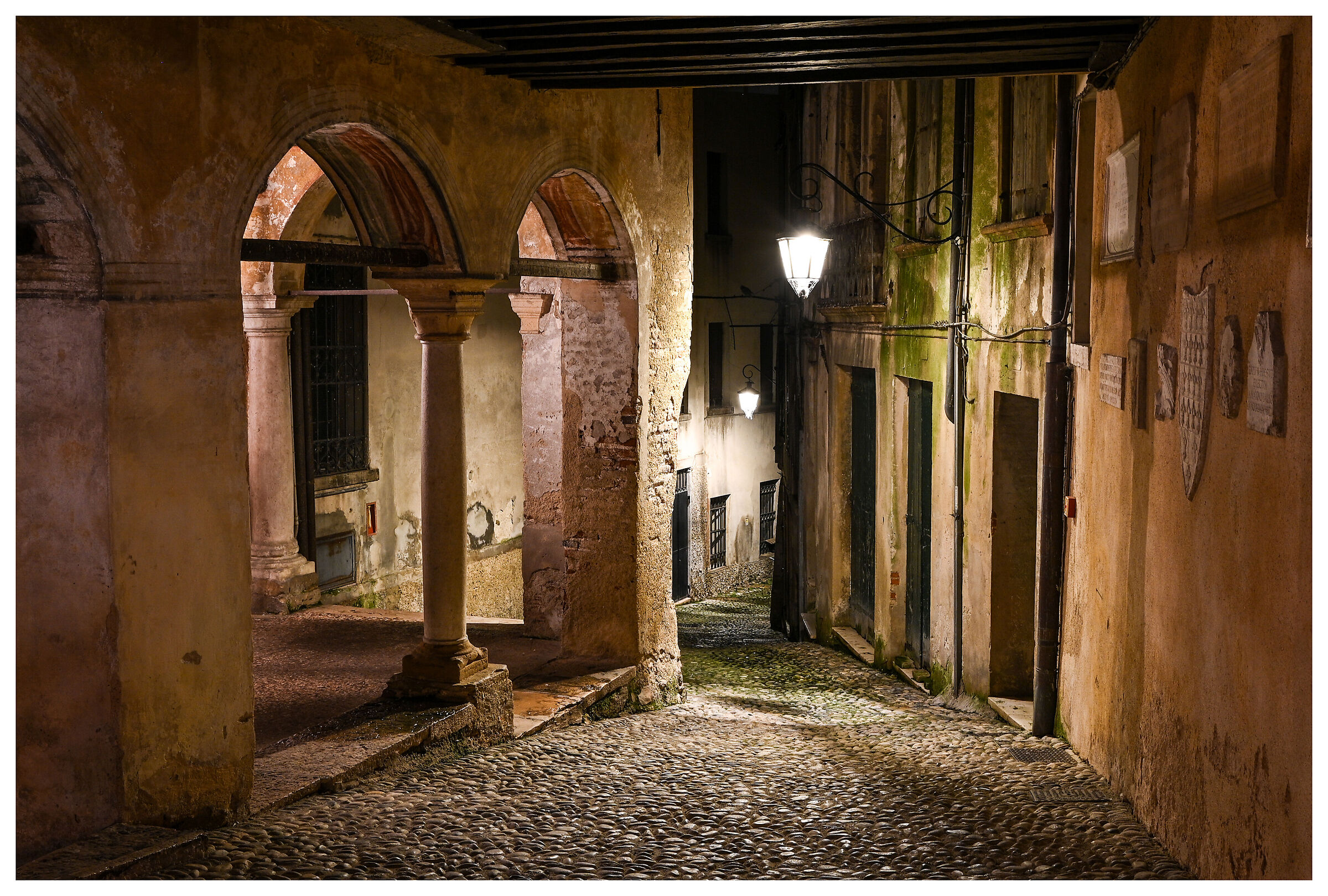 Scende l'antica via