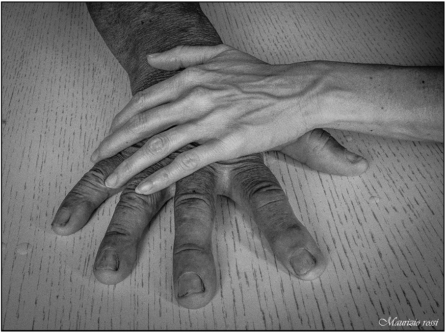 Mani contrapposte