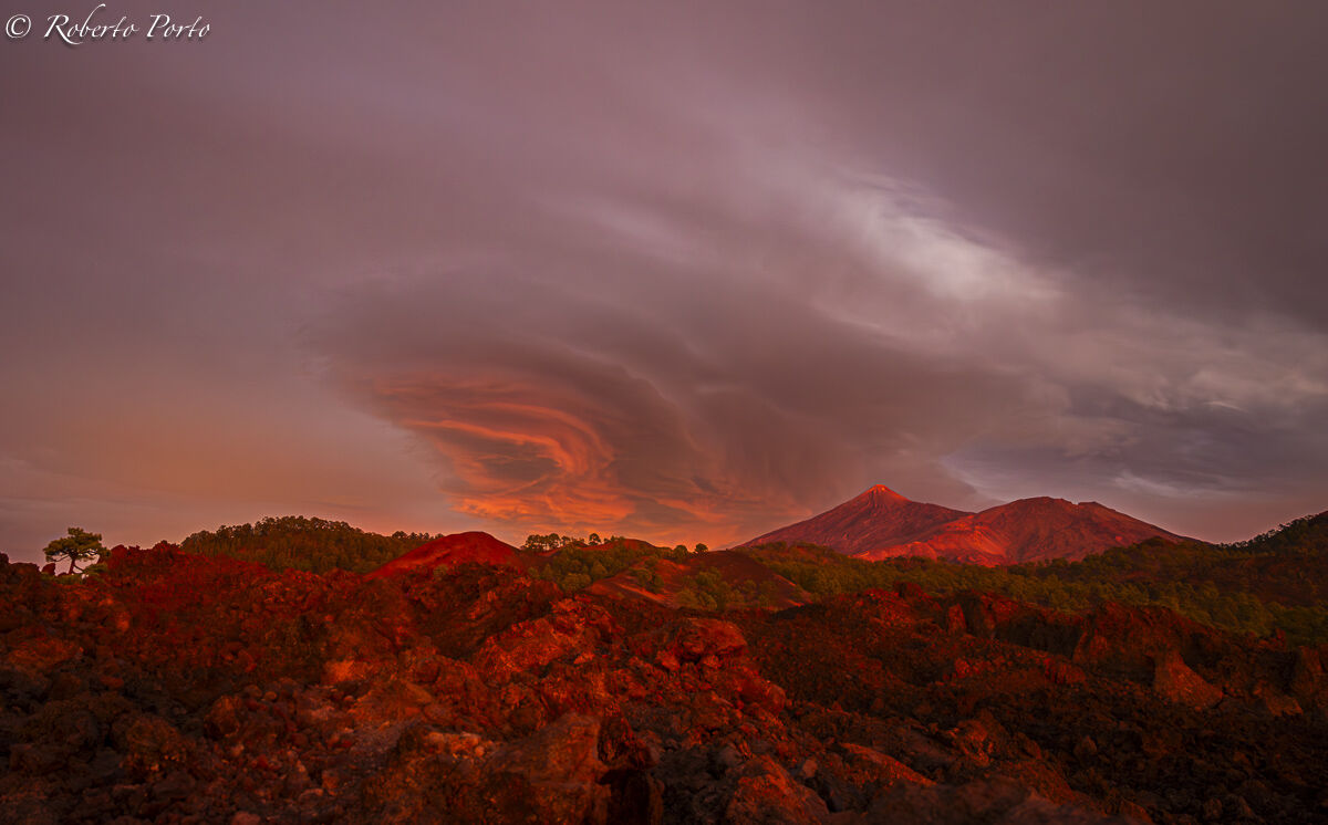 Nuvola lenticolare sul Teide al tramonto