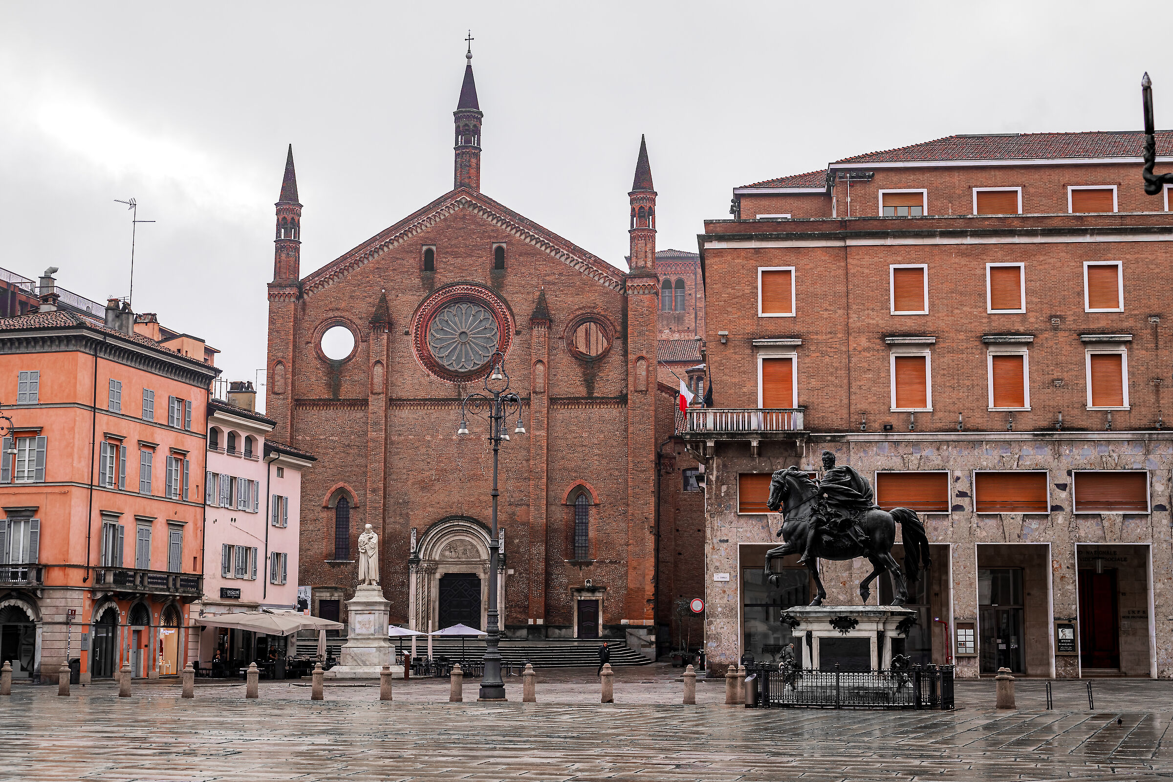 piazza cavalli piacenza
