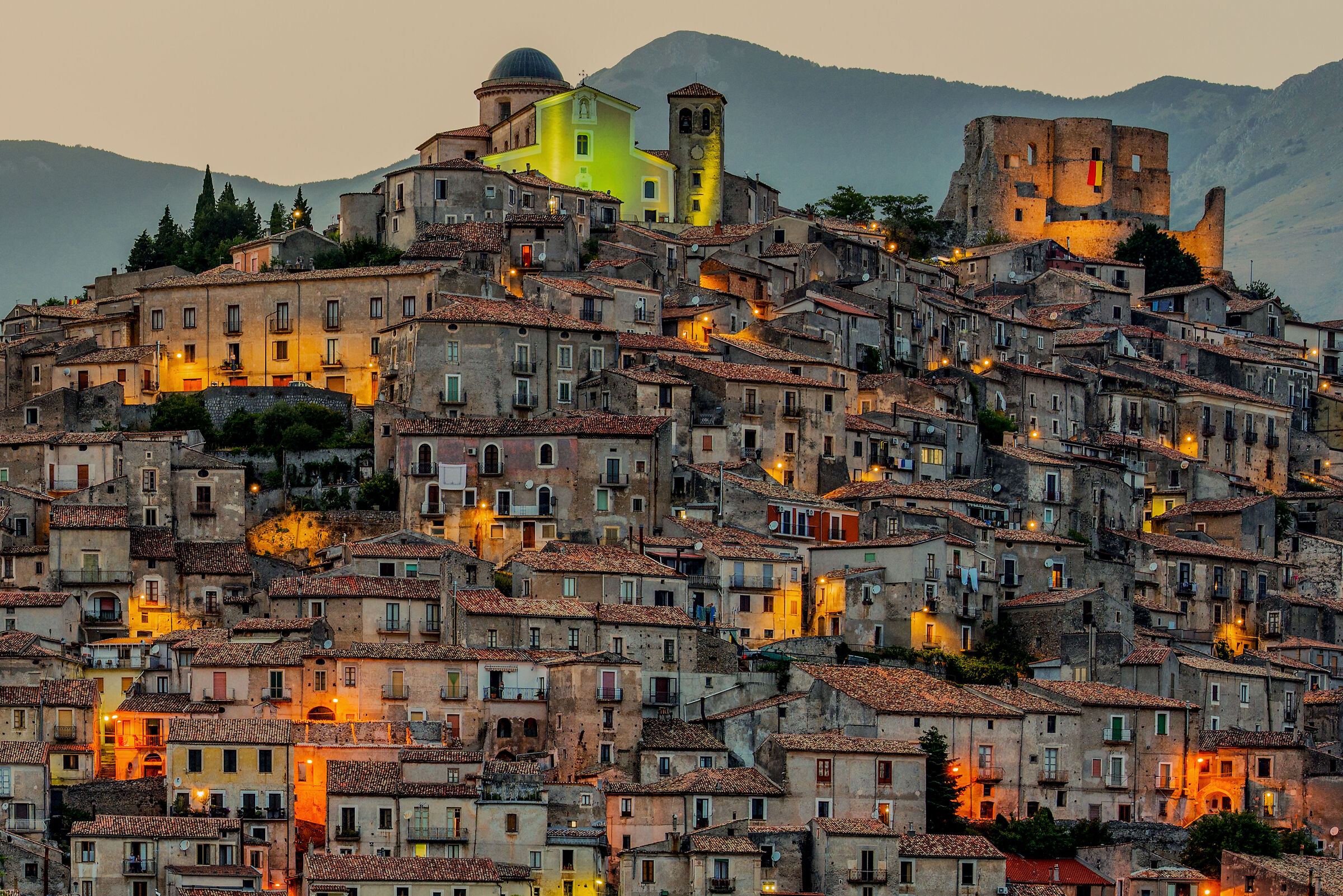 le prime luci della sera.