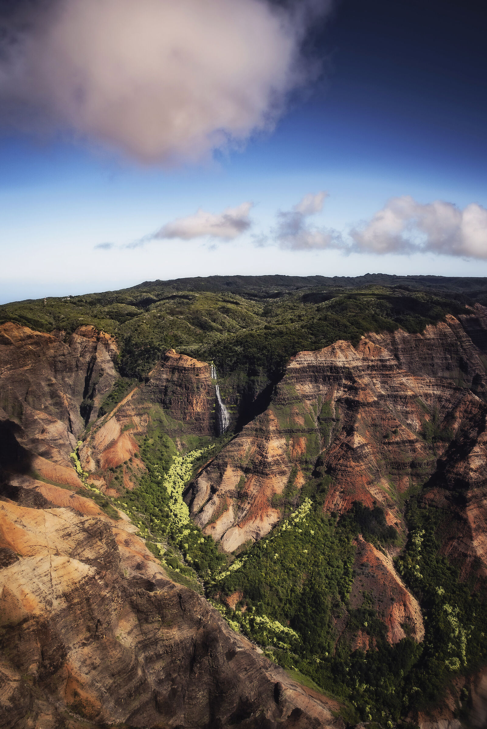 Flying to the Napali coast - Hawaii