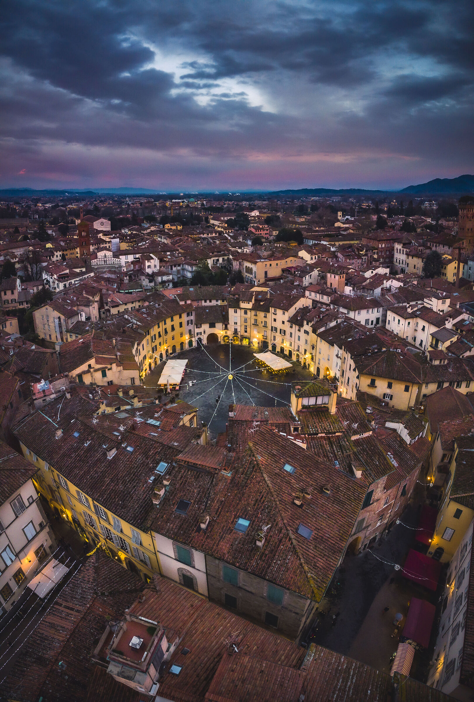 Panoramica Verticale su piazza anfiteatro - Lucca