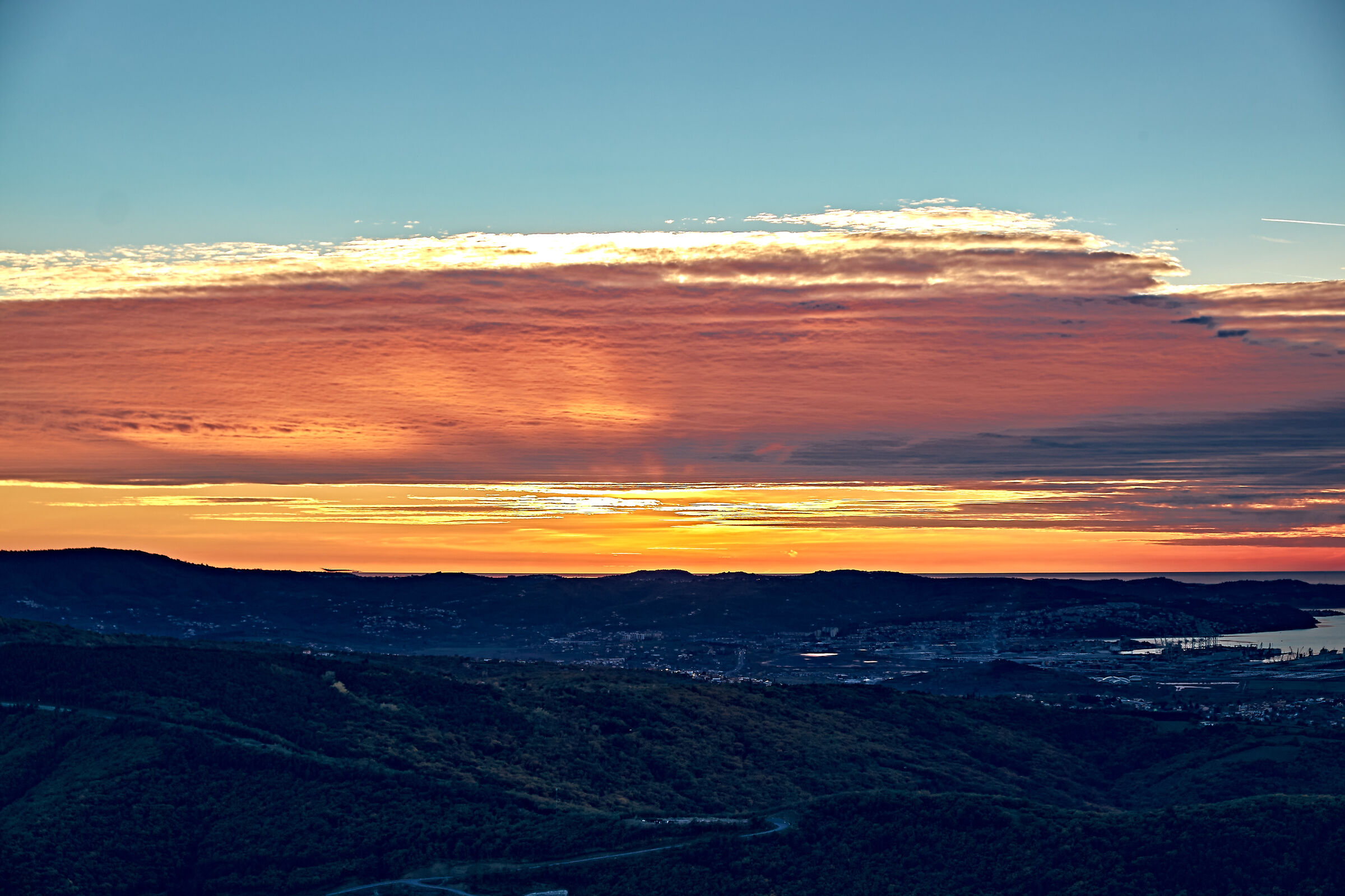 Tramonto su Trieste dal castello di Socerb