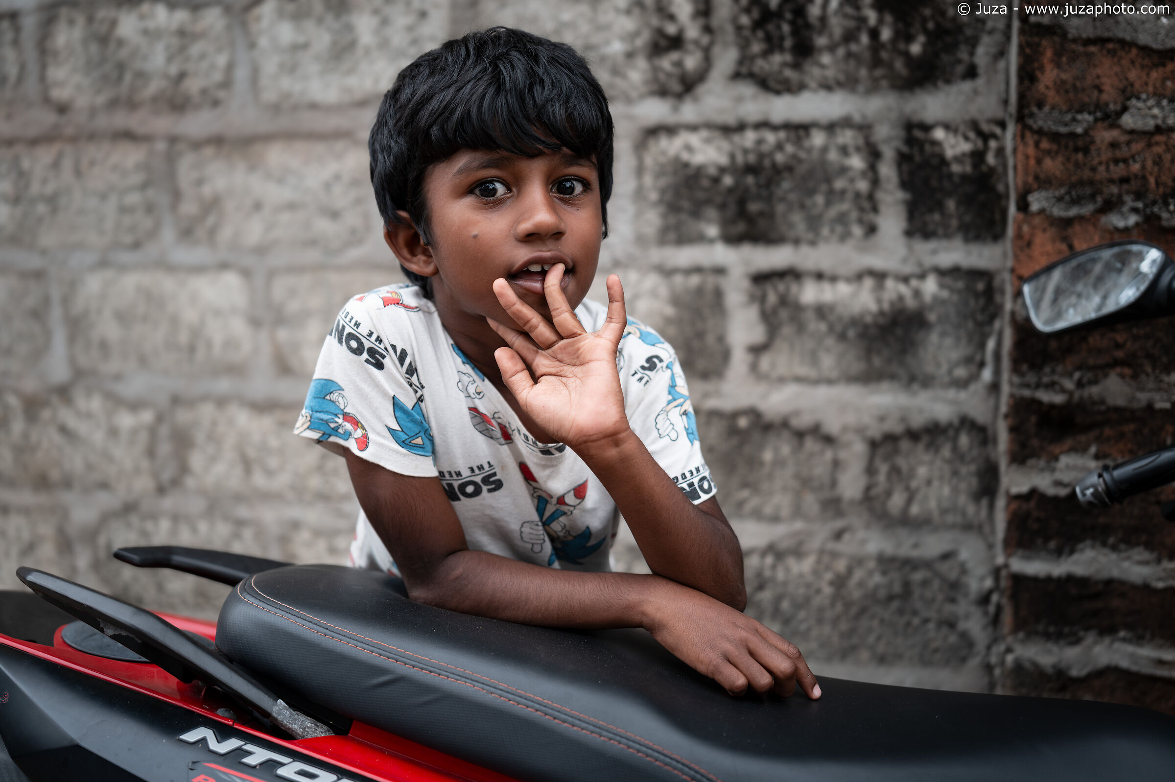Bimbo su scooter, Negombo