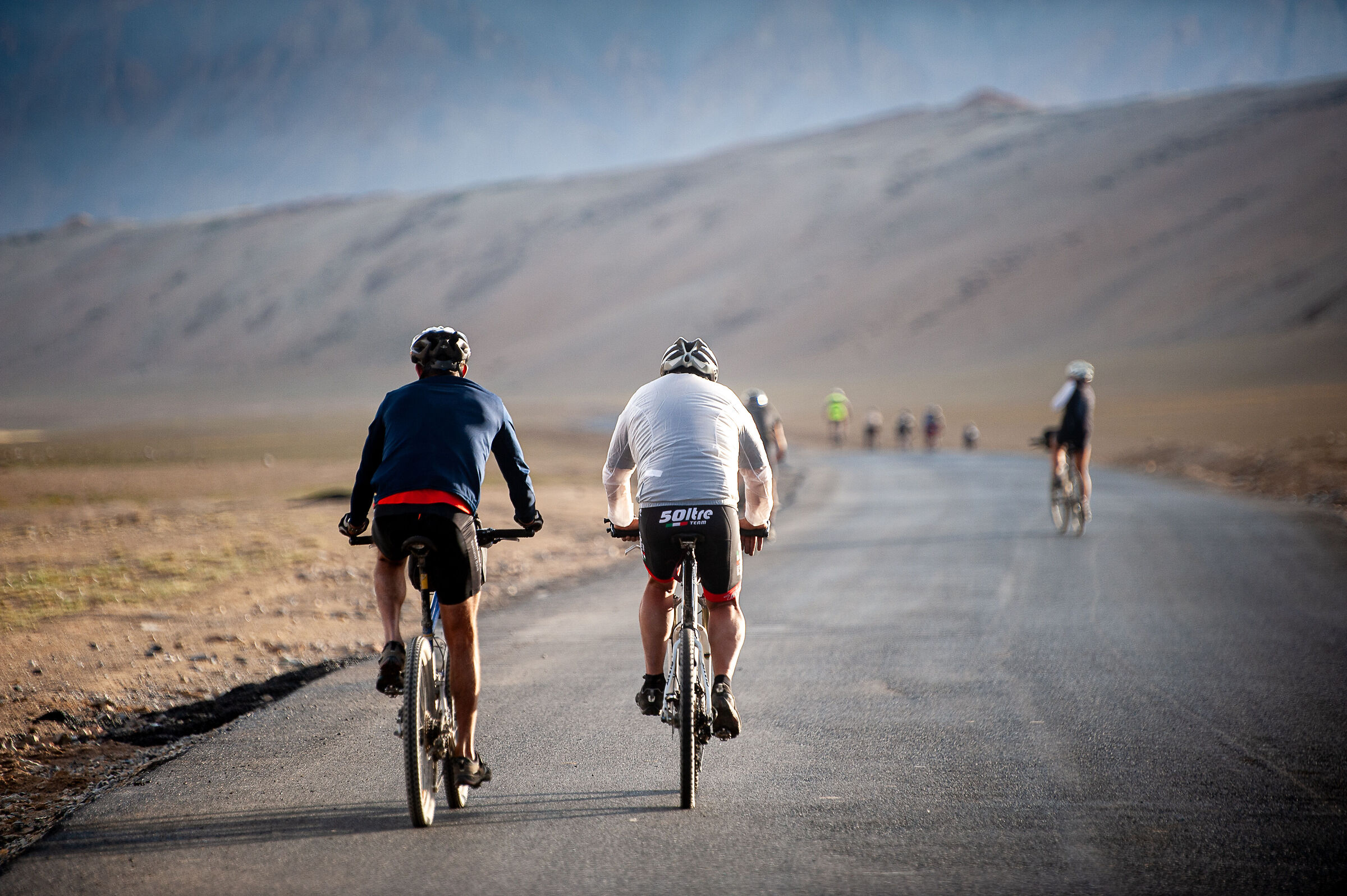 pedalare al tramonto in Ladakh