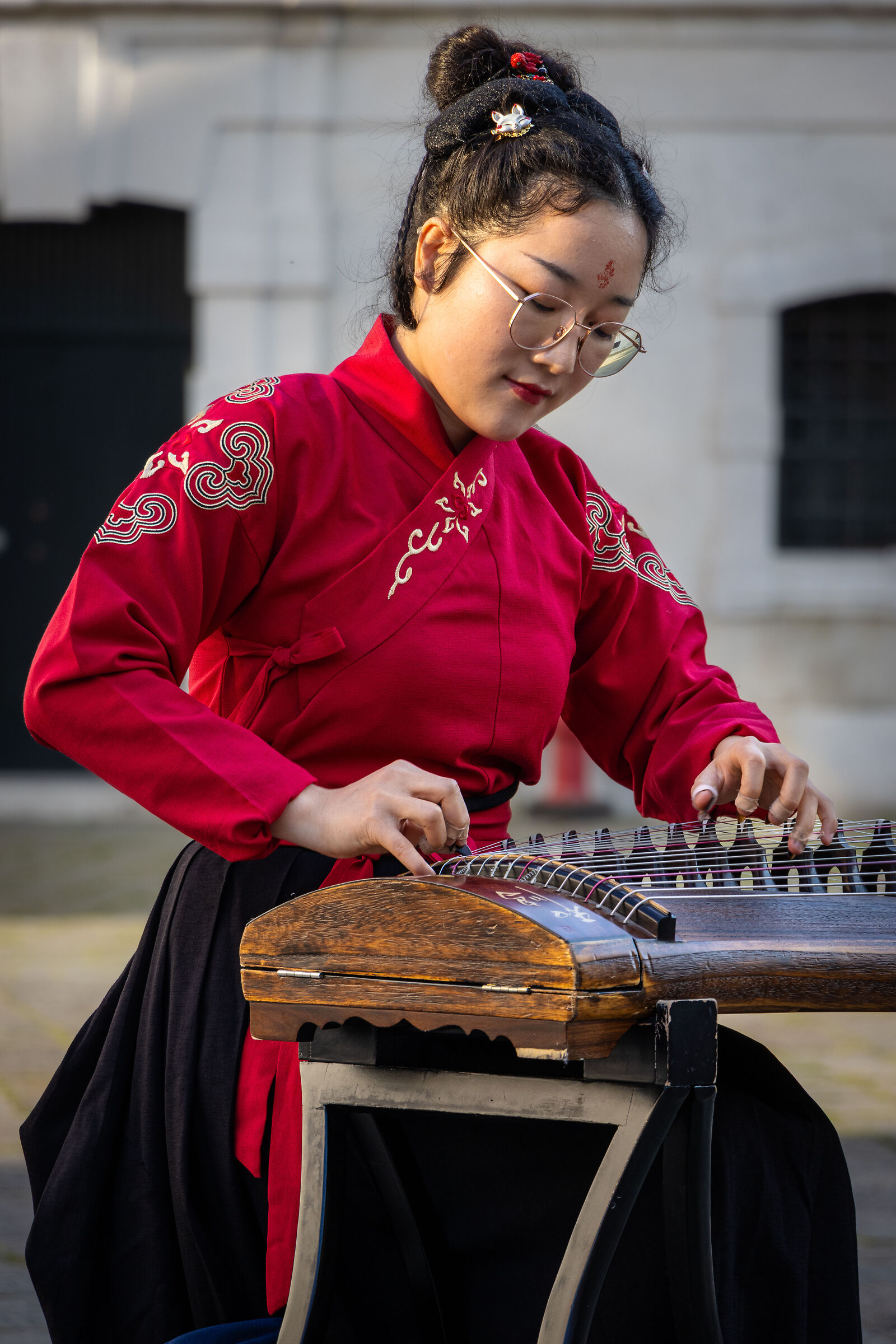 Ragazza cinese suona a Venezia