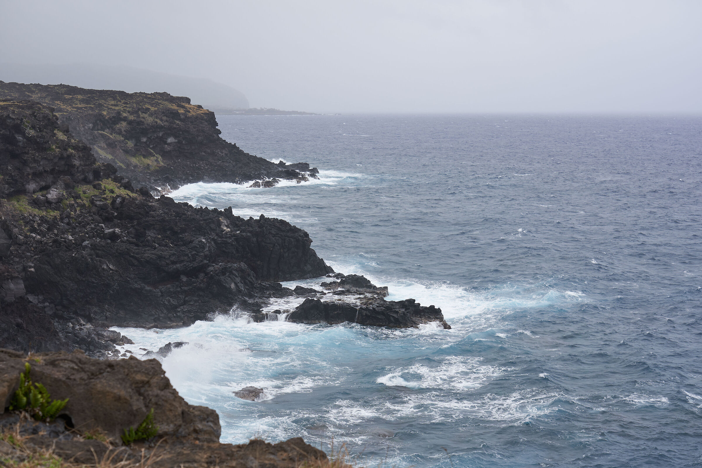 Scogliera di roccia lavica di Rapa Nui.