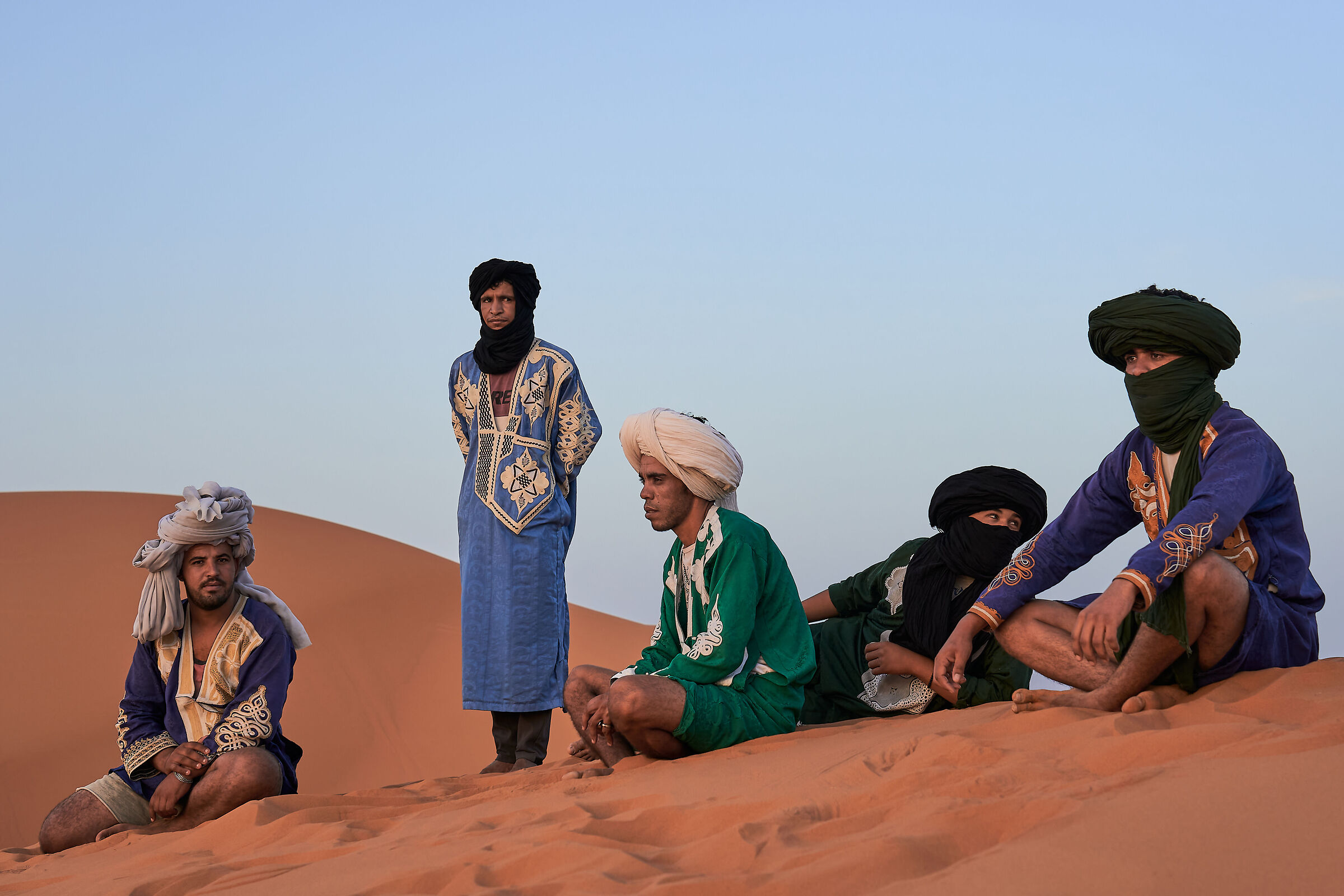 Berberi sulle dune dell' Erg Chebbi all' alba