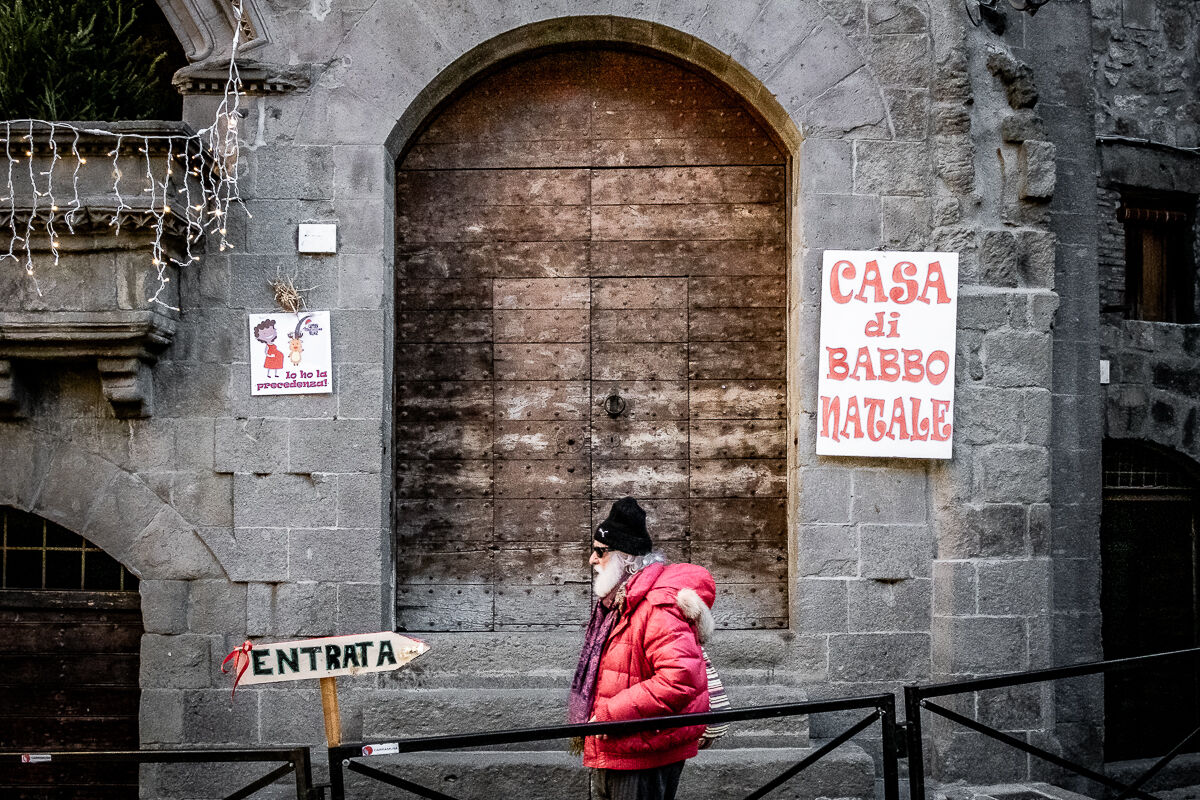 Elves work so hard... (Viterbo, historic center)
